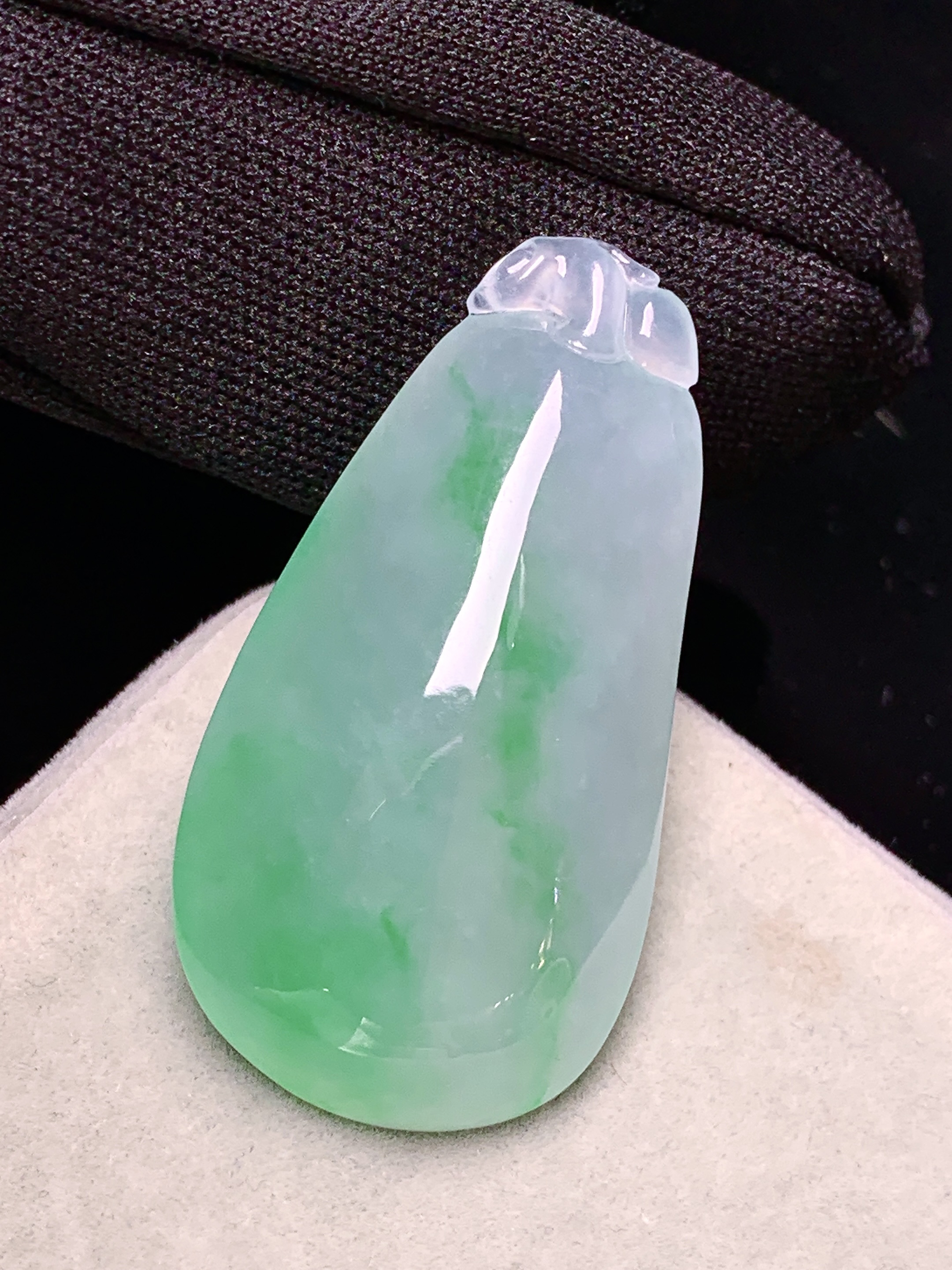 镶嵌款 飘绿福瓜吊坠 玉质细腻 色泽艳丽清新 整体尺寸38.3*20*9.2 j6