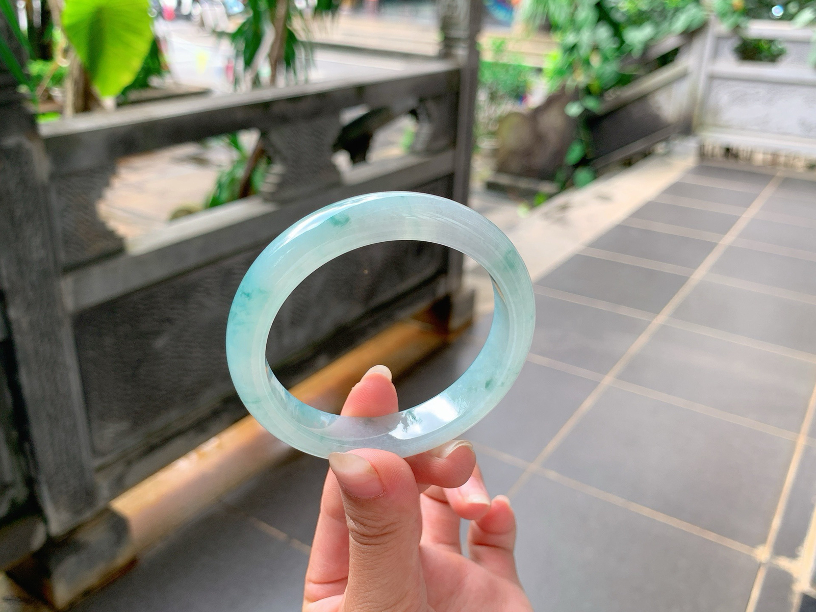｜56圈口
冰飘蓝花，整体感觉像碎花裙一样，花色清雅秀丽，冰润细腻，