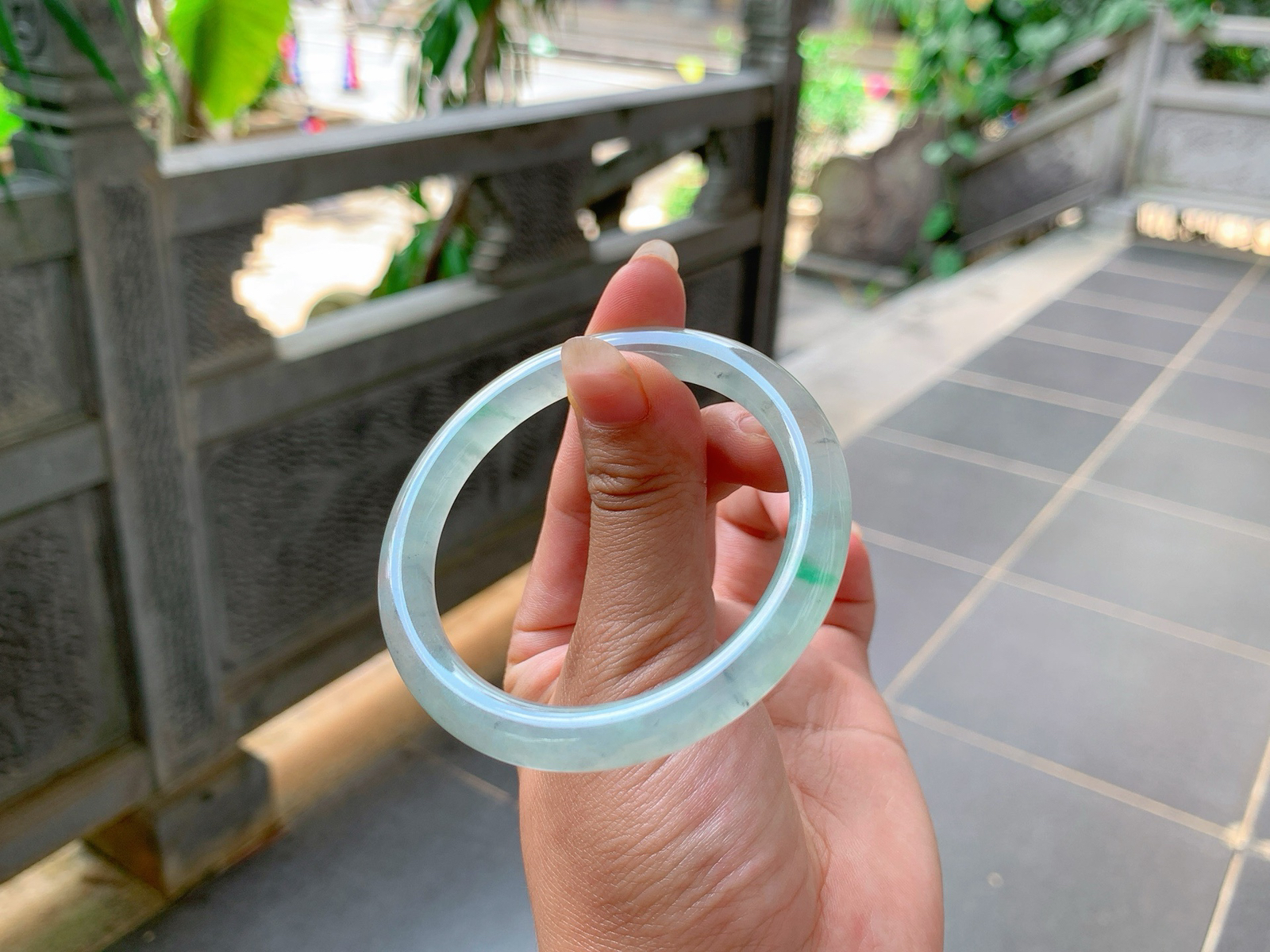 🪩｜52圈口
冰飘金丝绿美人条，条粗:6.9，水汪汪的，特别的透亮，夹杂着一点乌鸡花，