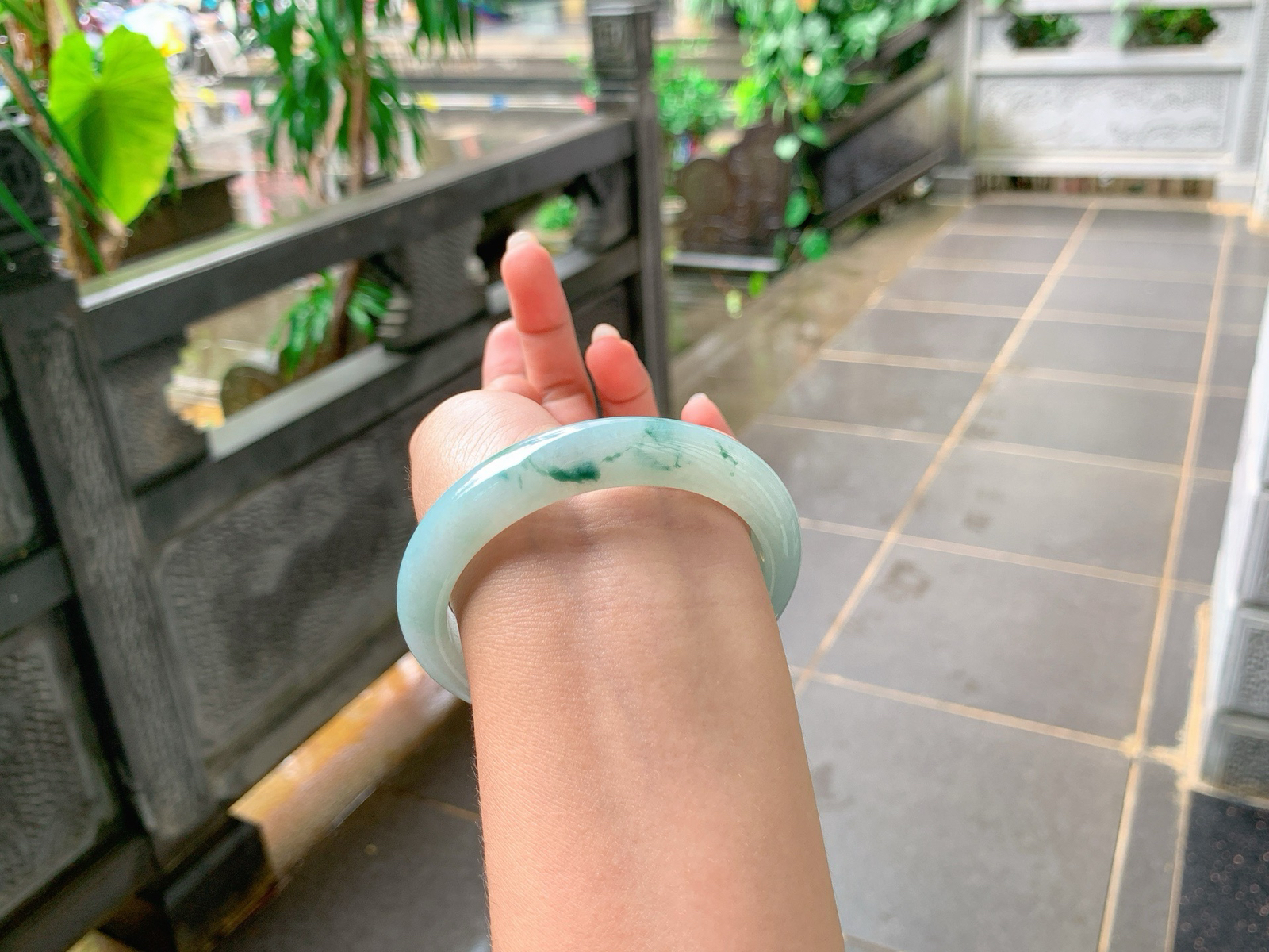 ｜58圈口
冰飘花翡翠手镯，飘蓝花，花色利落大方，飘逸灵动，冰润细腻，