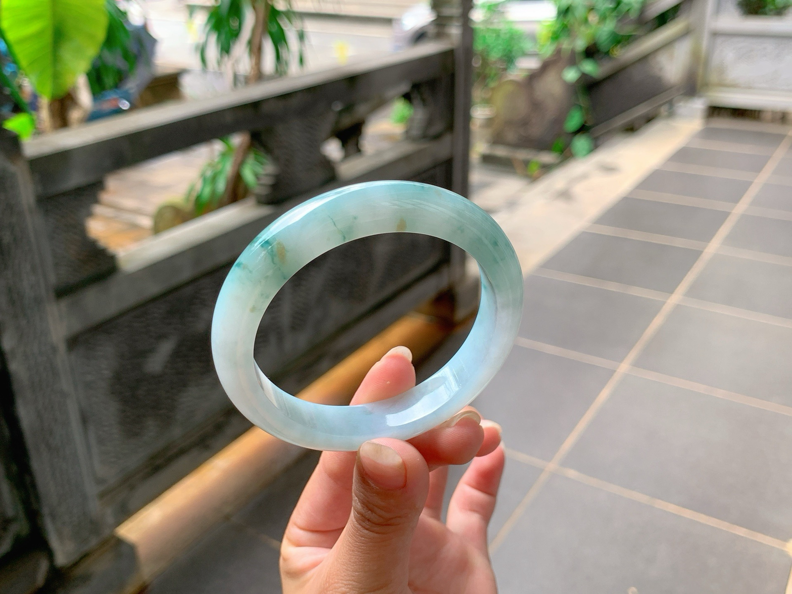 ️｜56圈口
冰飘花翡翠手镯，飘蓝花，带黄翡，清爽大气，冰润细腻，