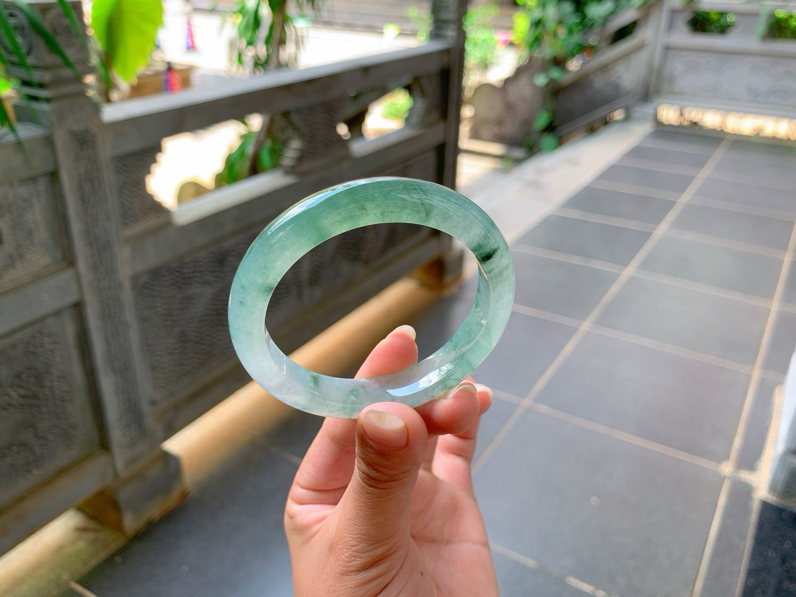 ｜55圈口
冰飘花翡翠手镯，绿花清爽飘逸，亮晶晶，透亮透亮的，水头特别足，