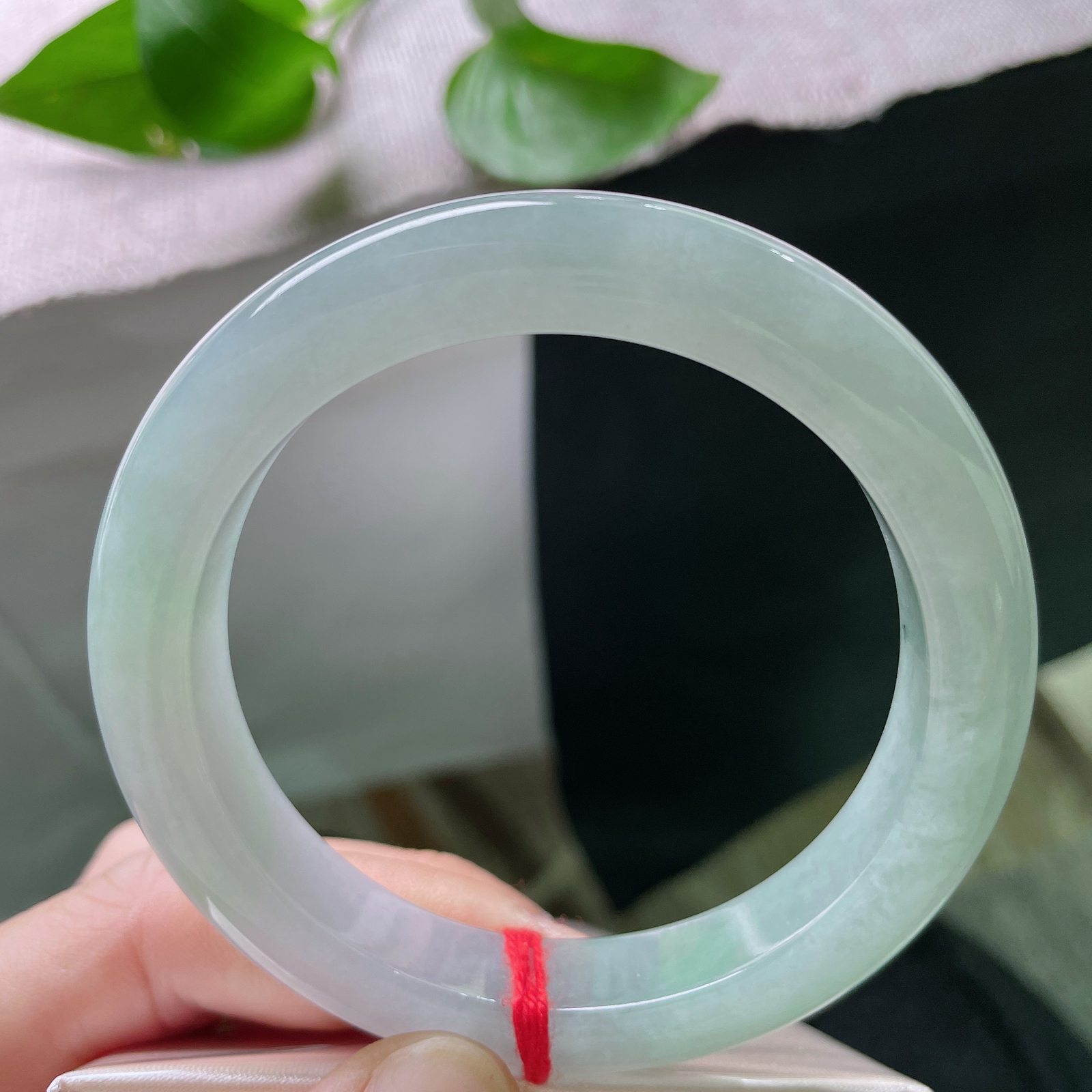 57.8/11.3/9.3绿底正圈，清润，温柔入骨，上手显白又气质。自带滤镜，ss54019a