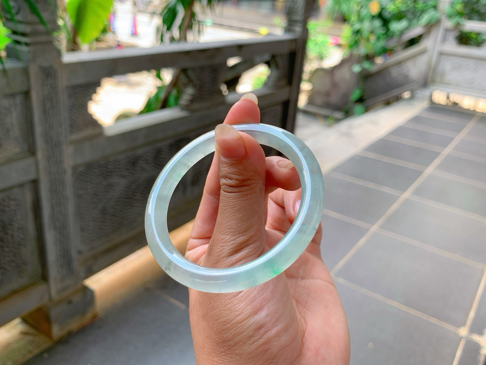 🪩｜52圈口
冰飘金丝绿美人条，条粗:6.9，水汪汪的，特别的透亮，夹杂着一点乌鸡花，