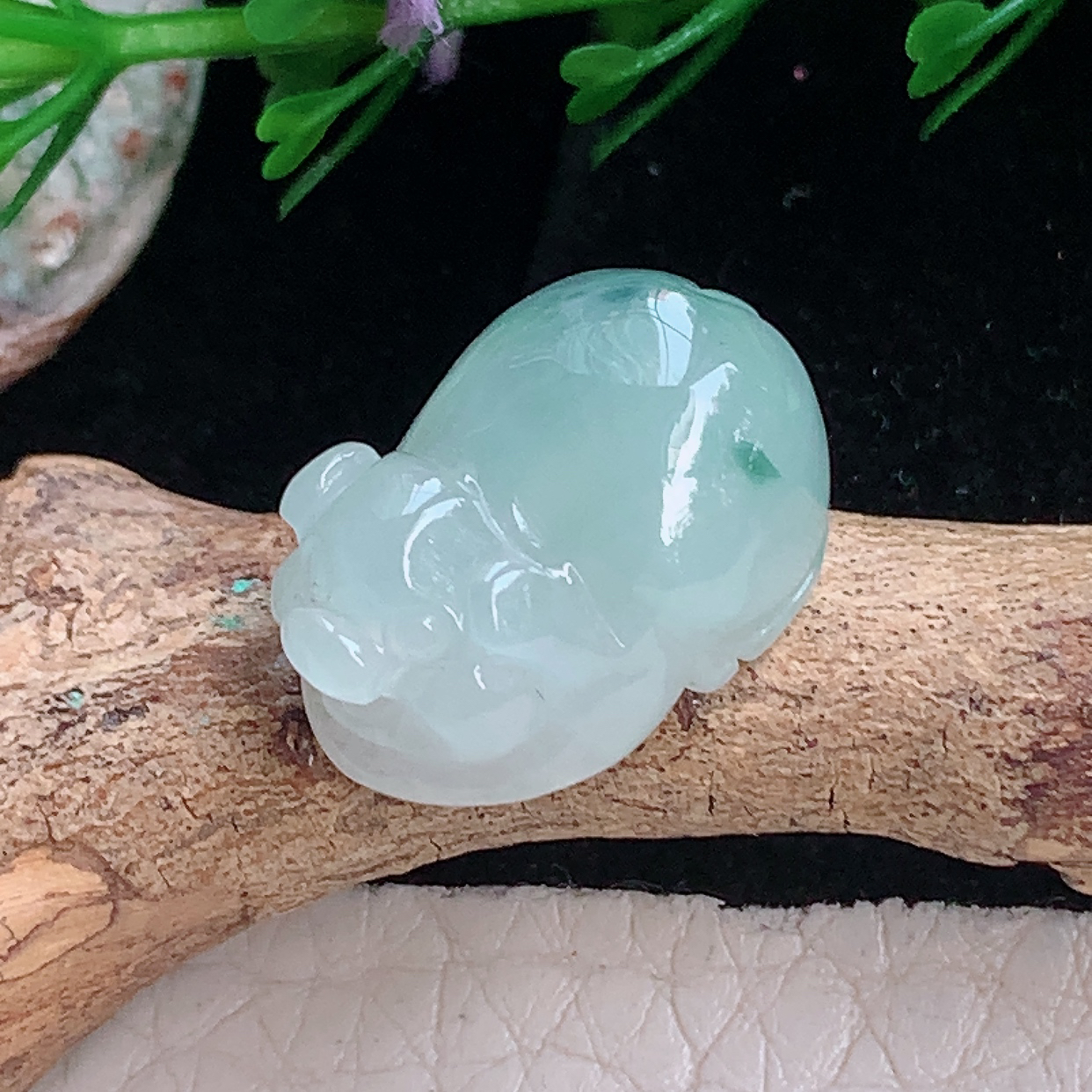 hx实拍18.5*13.2*9.3缅甸翡翠冰飘花生肖猪小吊坠