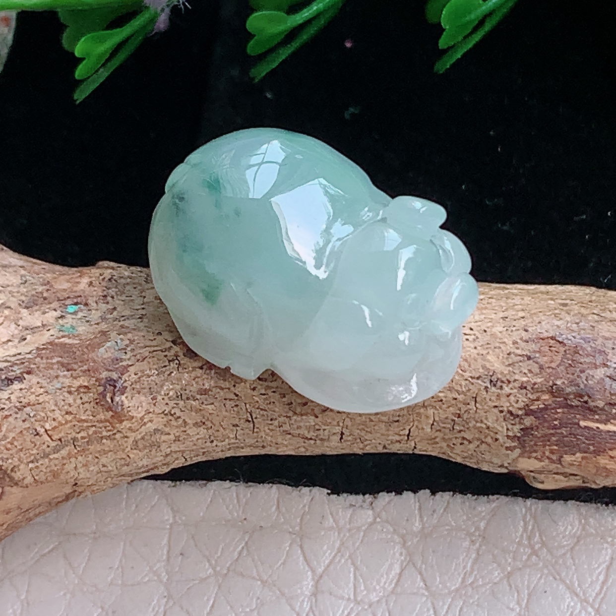 hx实拍18.5*13.2*9.3缅甸翡翠冰飘花生肖猪小吊坠