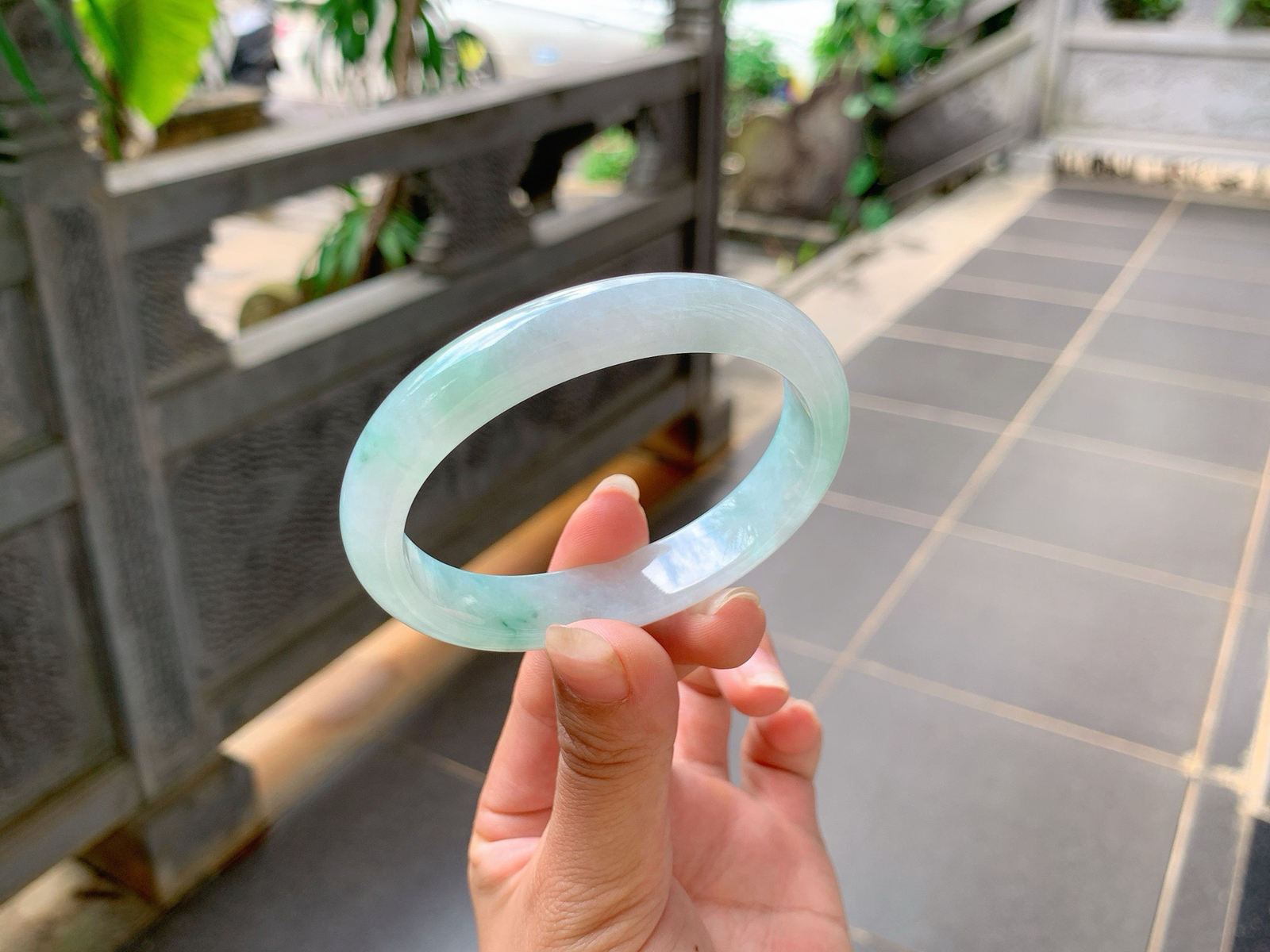 ｜57圈口
冰飘花贵妃手镯，飘绿花，清清雅雅的，超级大贵妃，难得一见，