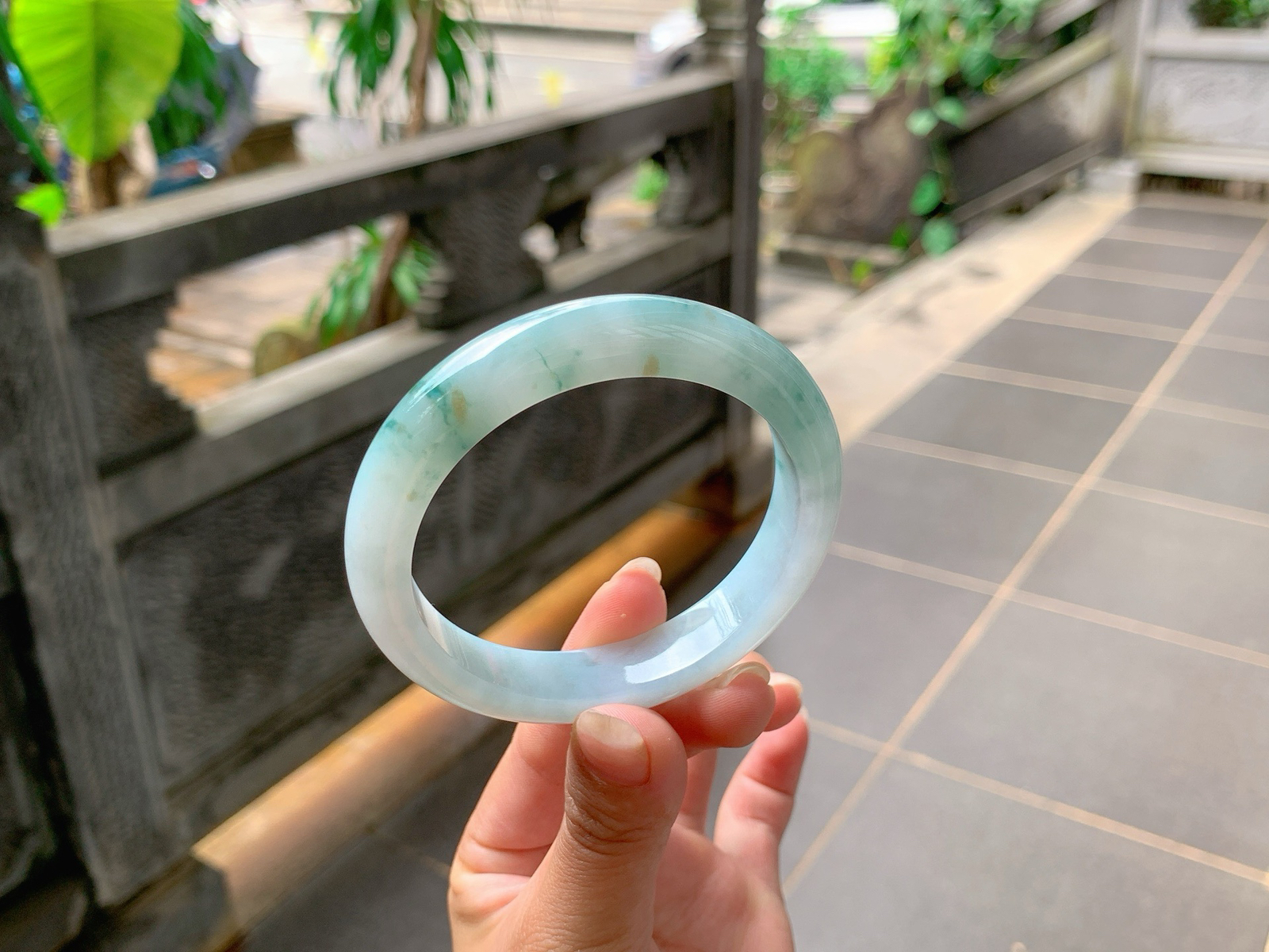 ️｜56圈口
冰飘花翡翠手镯，飘蓝花，带黄翡，清爽大气，冰润细腻，