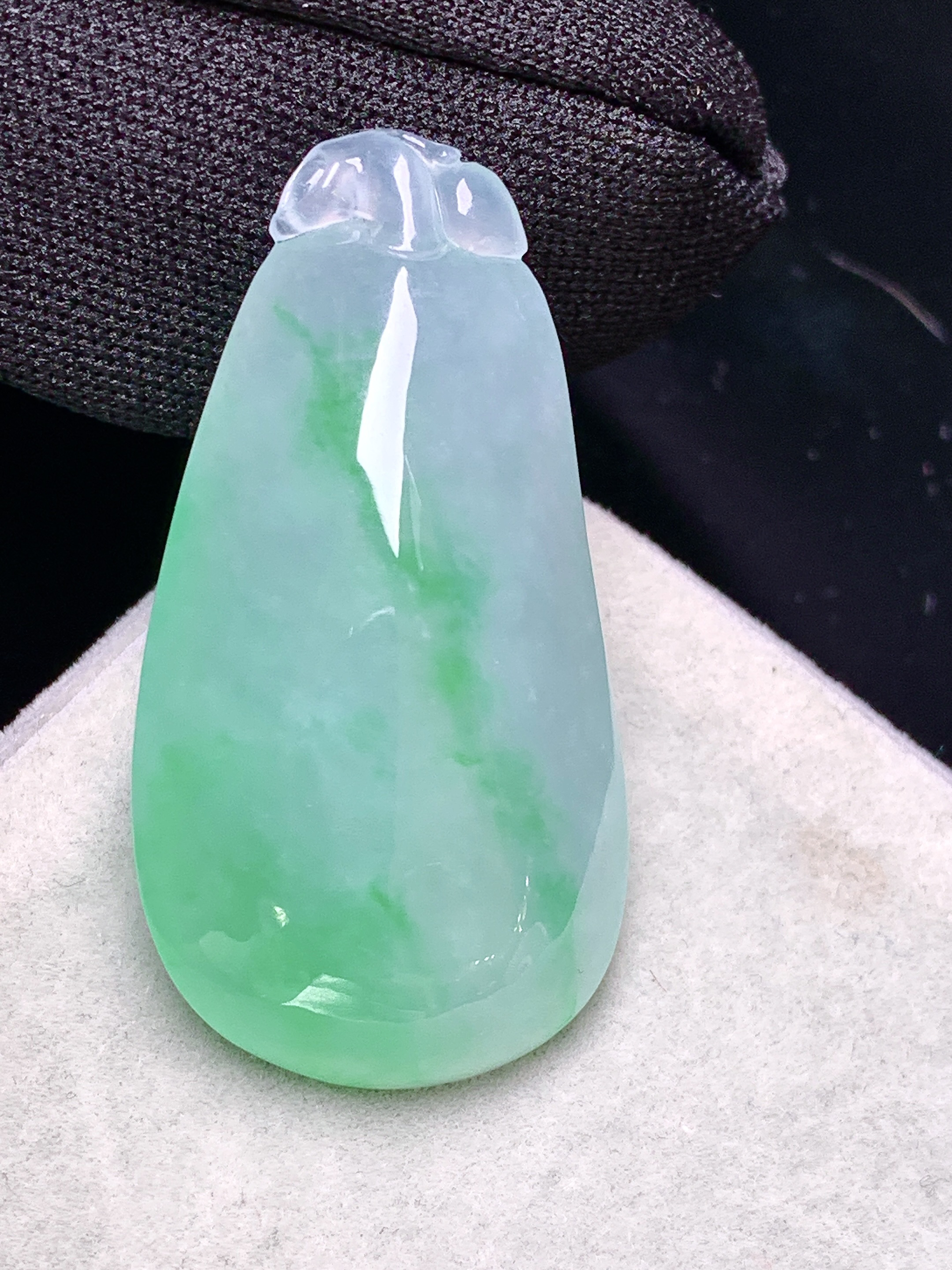 镶嵌款 飘绿福瓜吊坠 玉质细腻 色泽艳丽清新 整体尺寸38.3*20*9.2 j6
