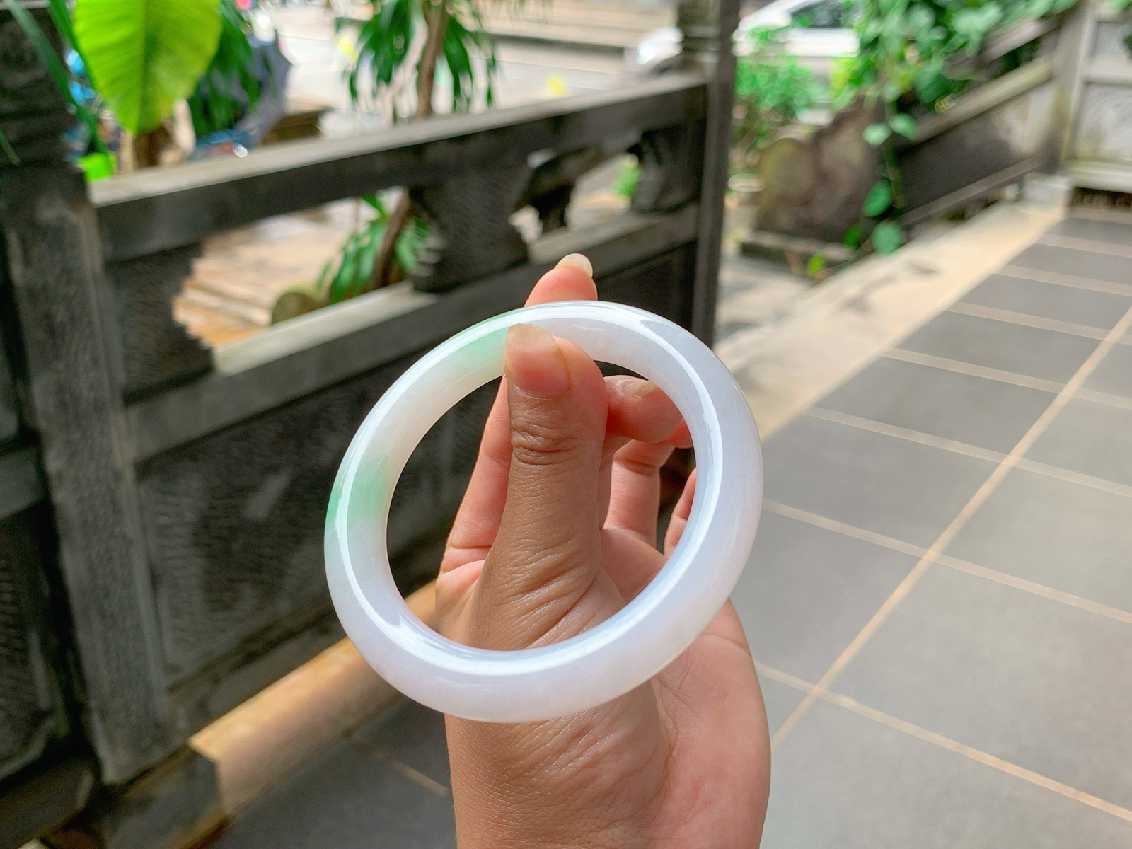 ｜58圈口
白底青福镯，条粗：10.7，圆圆胖胖的，冰润细腻，绿花清爽飘逸，
编号【06-09-0