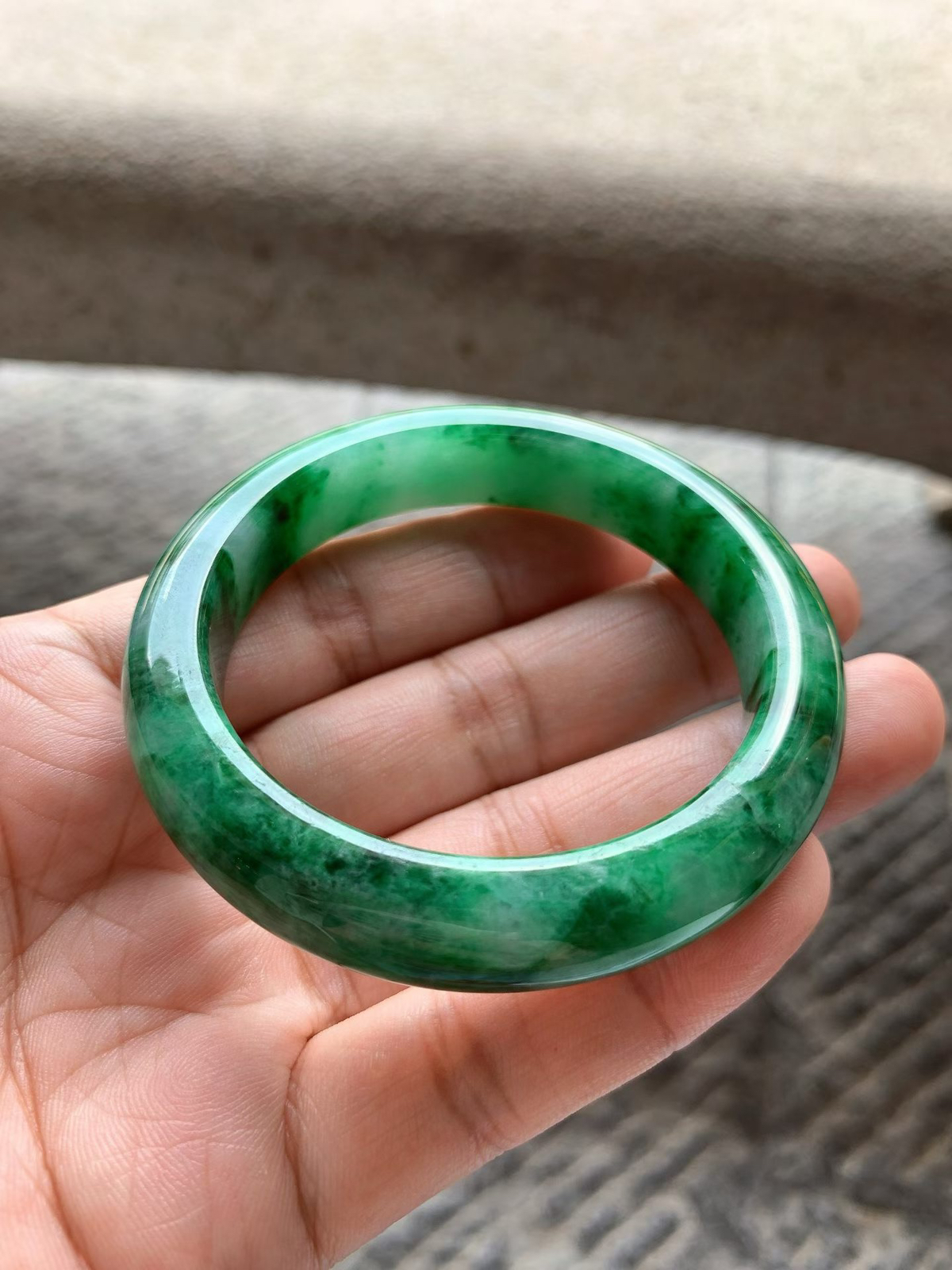 满色正圈手镯尺寸53*12*9 种质细腻，釉洁水润，颜色鲜艳，明丽动人，上手艳丽醒目！