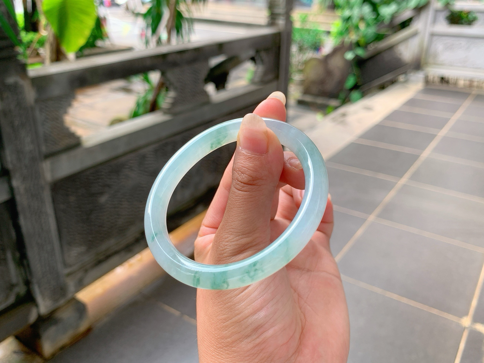 ｜54圈口
冰飘花贵妃手镯，飘蓝花，水汪汪的，特别精致，花色飘的很有意境感，