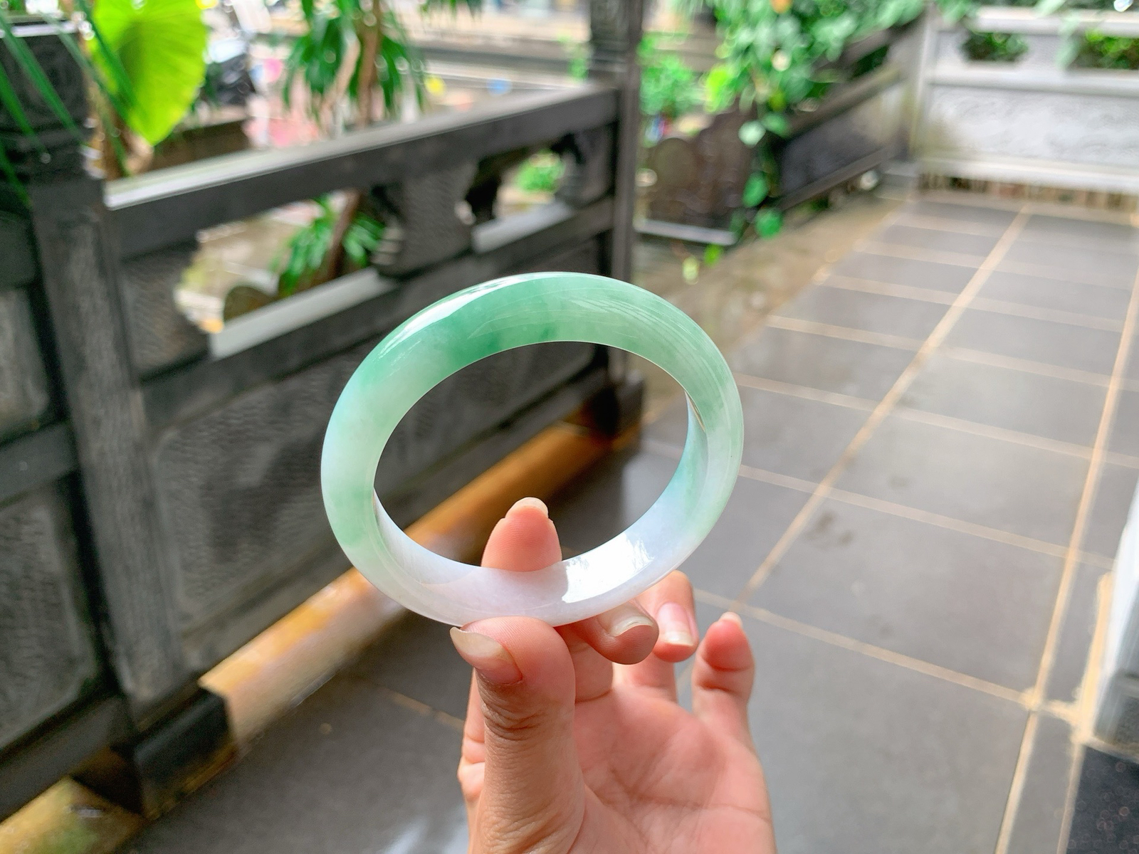 ️ ｜56圈口
冰飘绿花，浅绿色，如海藻花一般，色泽搭配的很养眼，优雅端庄，