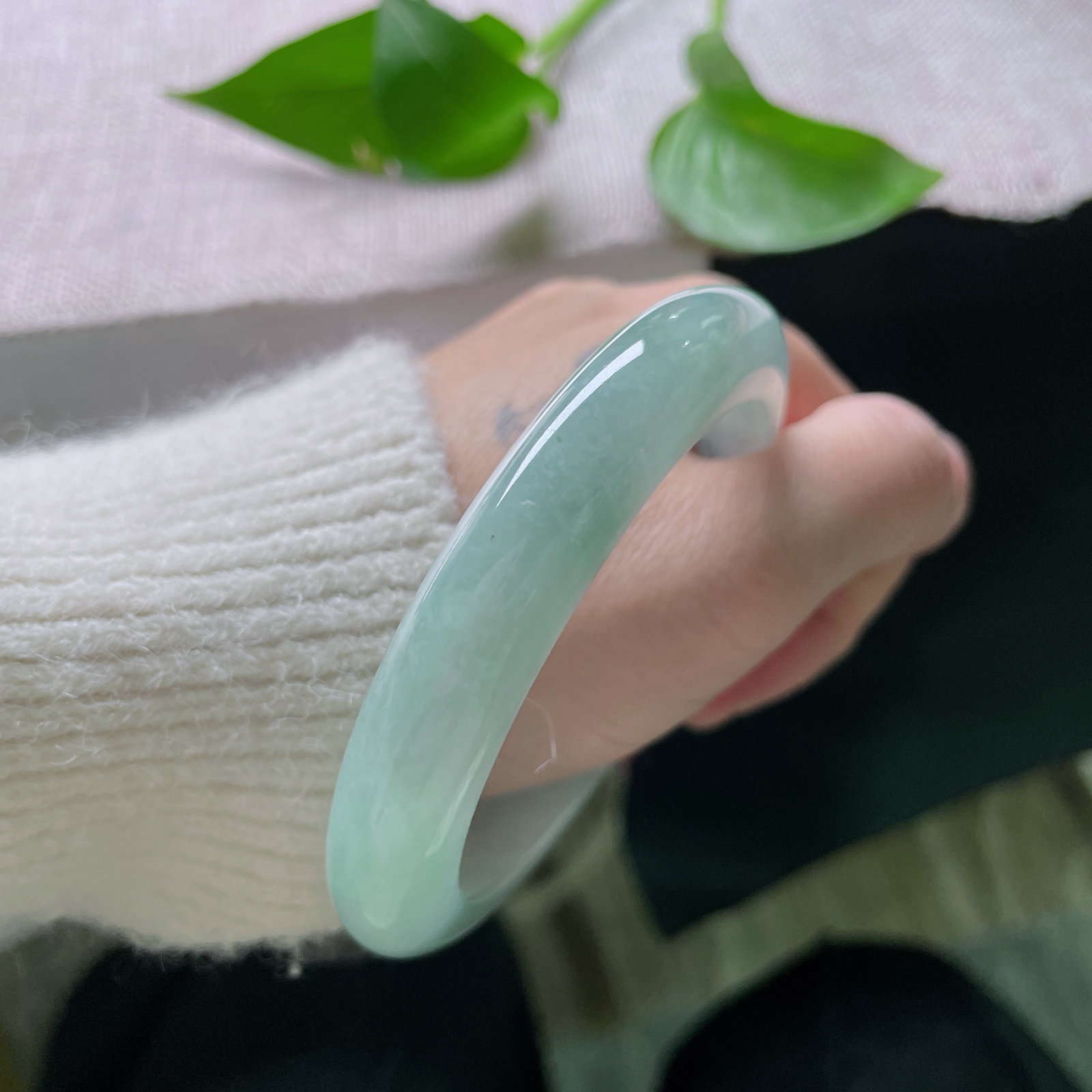 57.8/11.3/9.3绿底正圈，清润，温柔入骨，上手显白又气质。自带滤镜，ss54019a