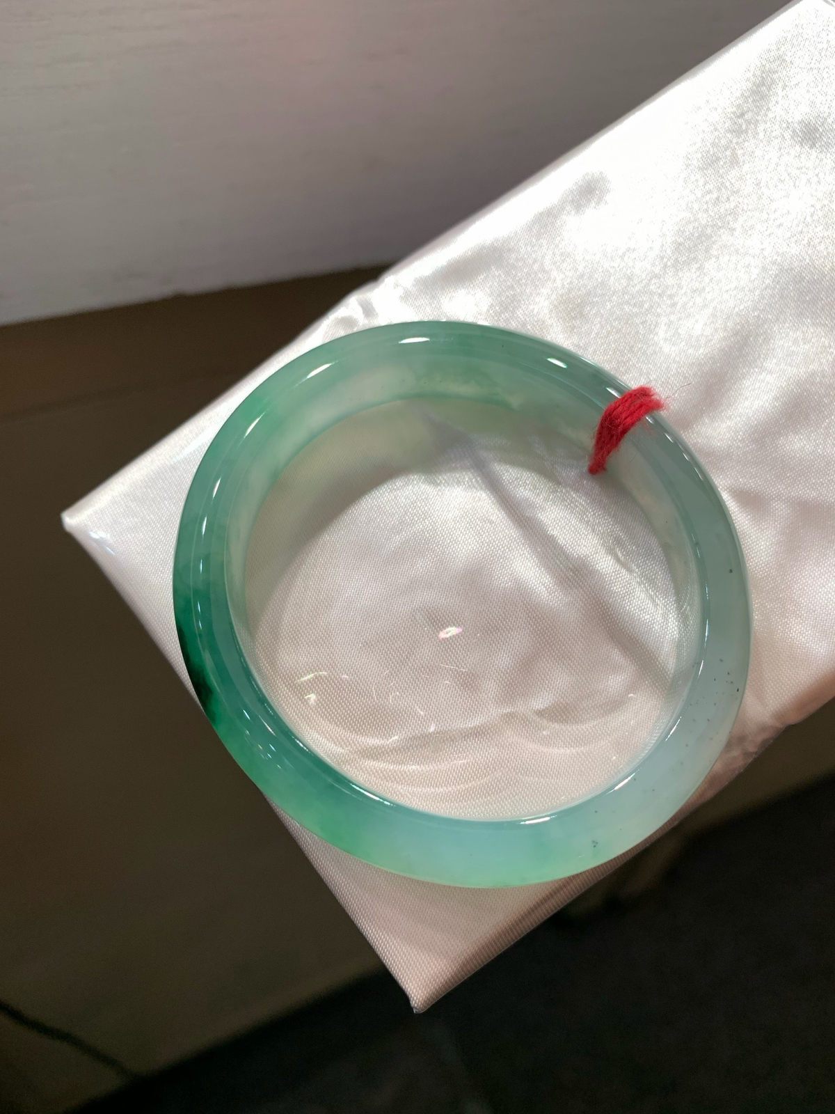 尺寸54.1/12.3/6.9，冰飘花贵妃镯
水润细腻 清新甜美