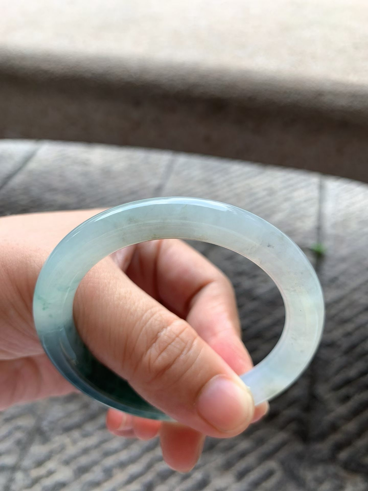 飘蓝花圆条手镯尺寸52*9*9 老种通透，水润光泽，水墨花色，灵动飘逸，带表皮黄翡！