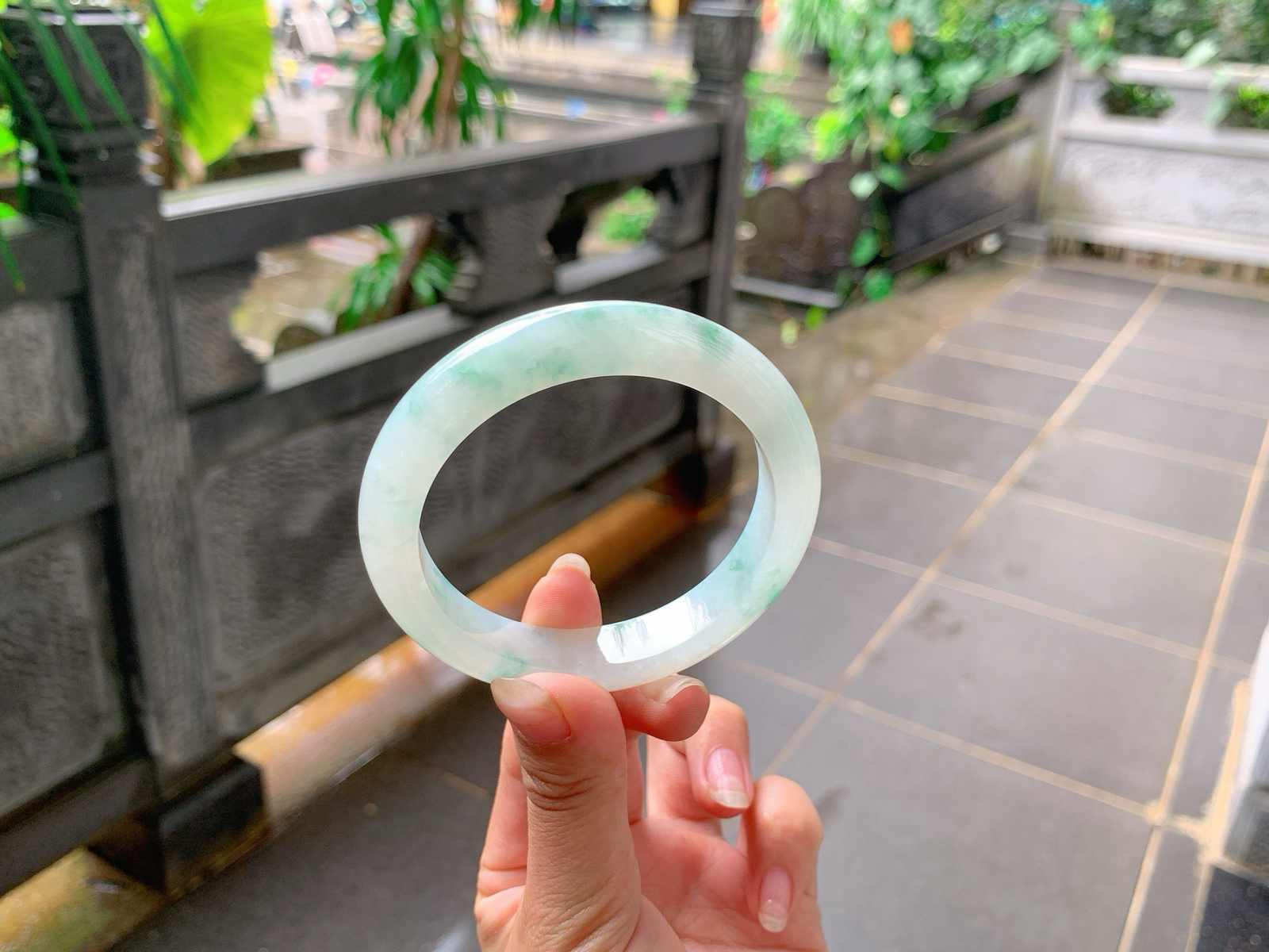 ｜56圈口
冰飘花翡翠手镯，整体胶润细腻，饱满大气，蓝绿花飘逸精美，