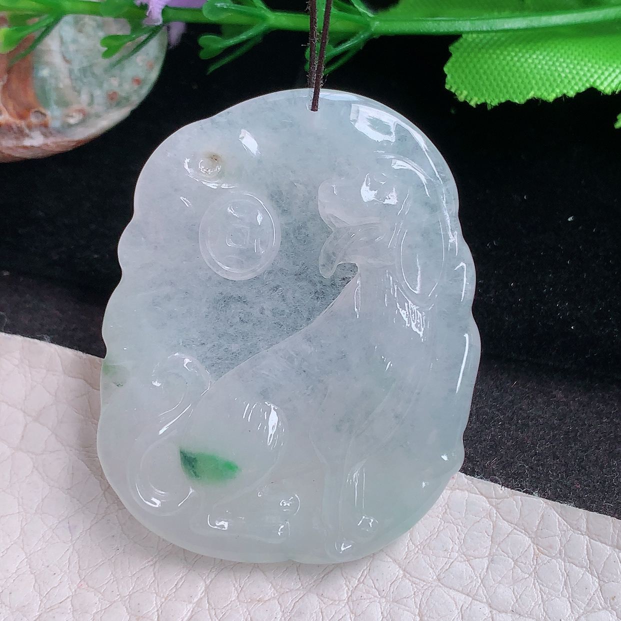 py实拍45.3*35.6*5缅甸翡翠精雕冰飘绿生肖狗 旺财玉项坠 玉挂件