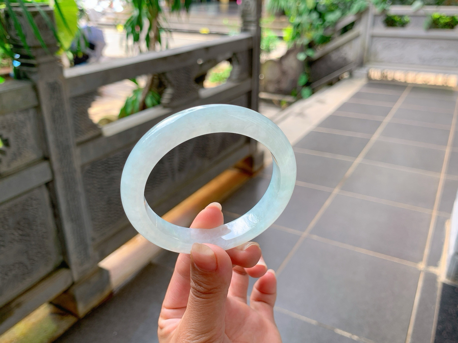 ｜57圈口
冰晴底，淡淡的底色，清新冰润，水头特别的足，拍不出它的美，