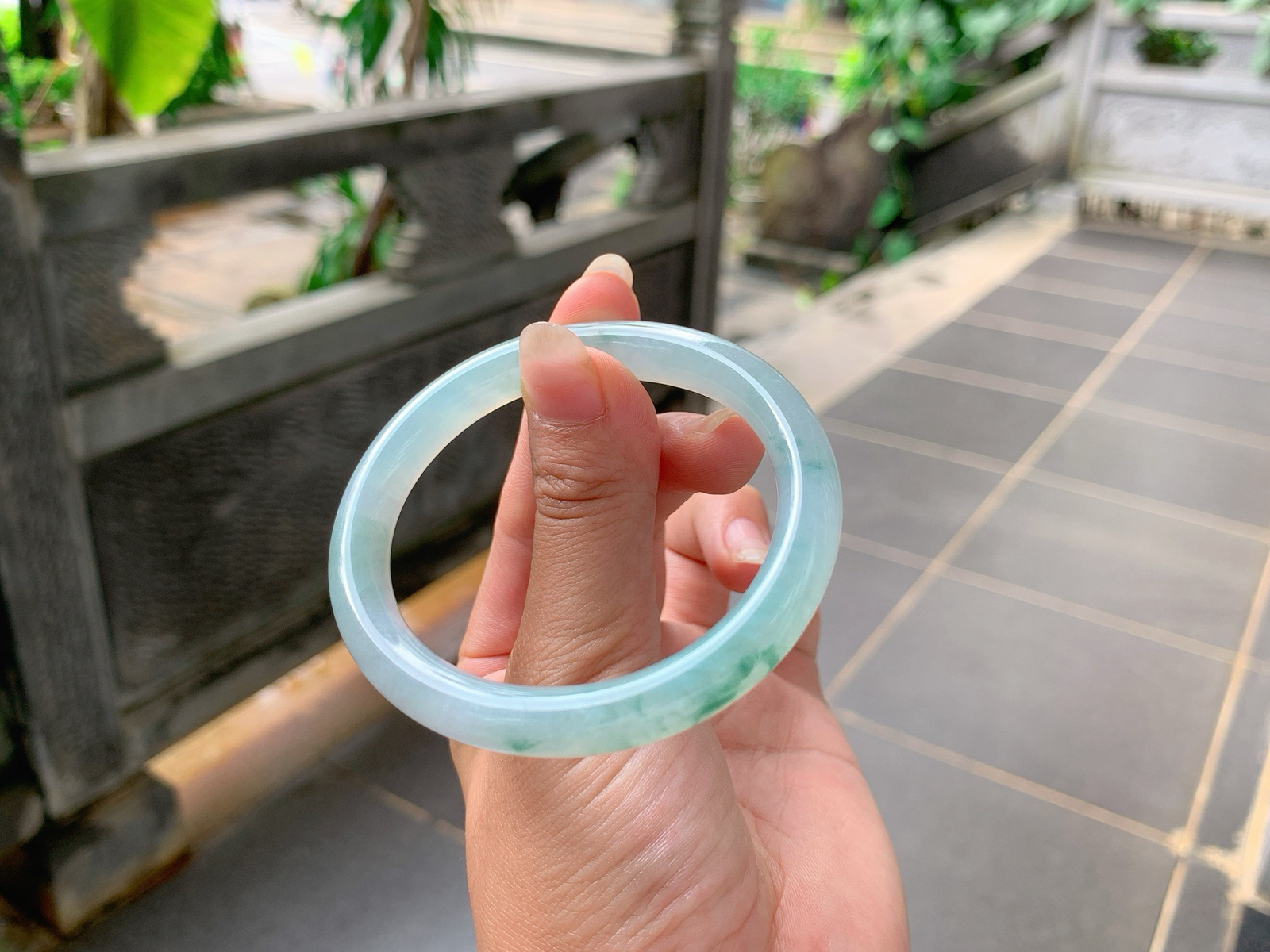 ｜54圈口
冰飘花贵妃手镯，飘蓝花，水汪汪的，特别精致，花色飘的很有意境感，