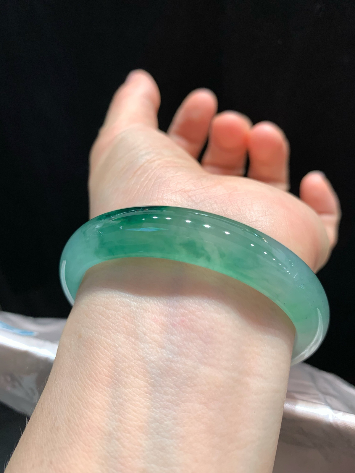 尺寸54.1/12.3/6.9，冰飘花贵妃镯
水润细腻 清新甜美