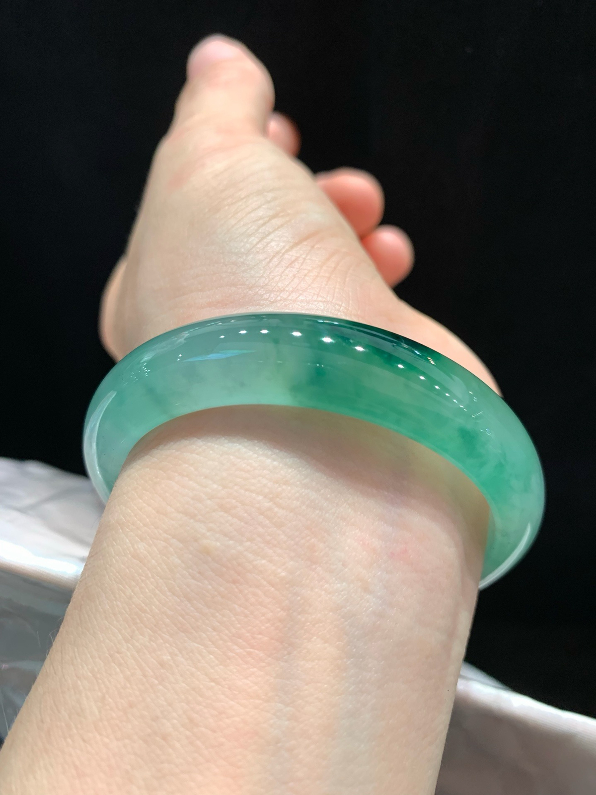 尺寸54.1/12.3/6.9，冰飘花贵妃镯
水润细腻 清新甜美