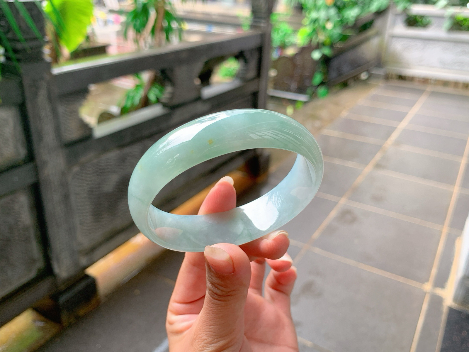 ｜62圈口
冰晴底贵妃手镯，超级大贵妃，版型又足够好，宽厚大气，背面带一点洒金，