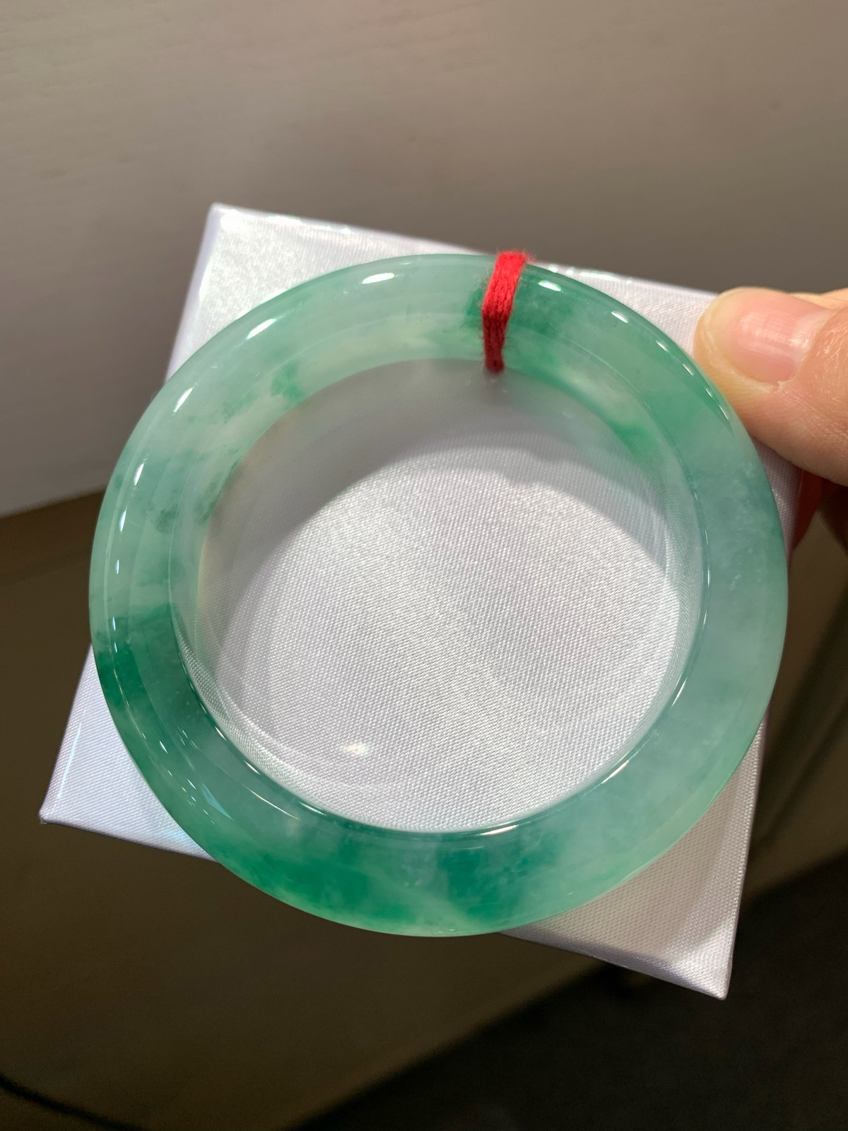 尺寸53.9/11.9/10，冰种飘花手镯
水润细腻 冰透甜美 瑞丽现货
TG-1038-5000
