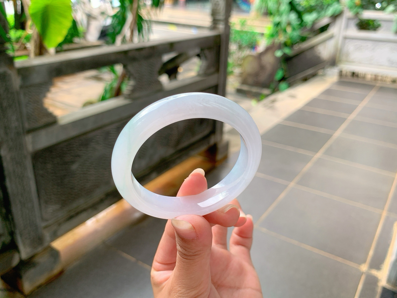 ｜53圈口
淡淡的粉春色，飘绿丝丝，底妆胶胶润润的，特别细腻，仙仙粉粉的很精致，