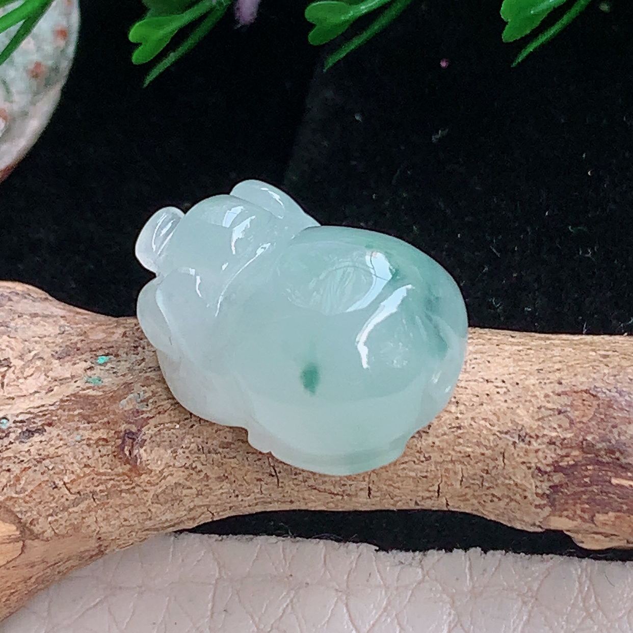hx实拍18.5*13.2*9.3缅甸翡翠冰飘花生肖猪小吊坠