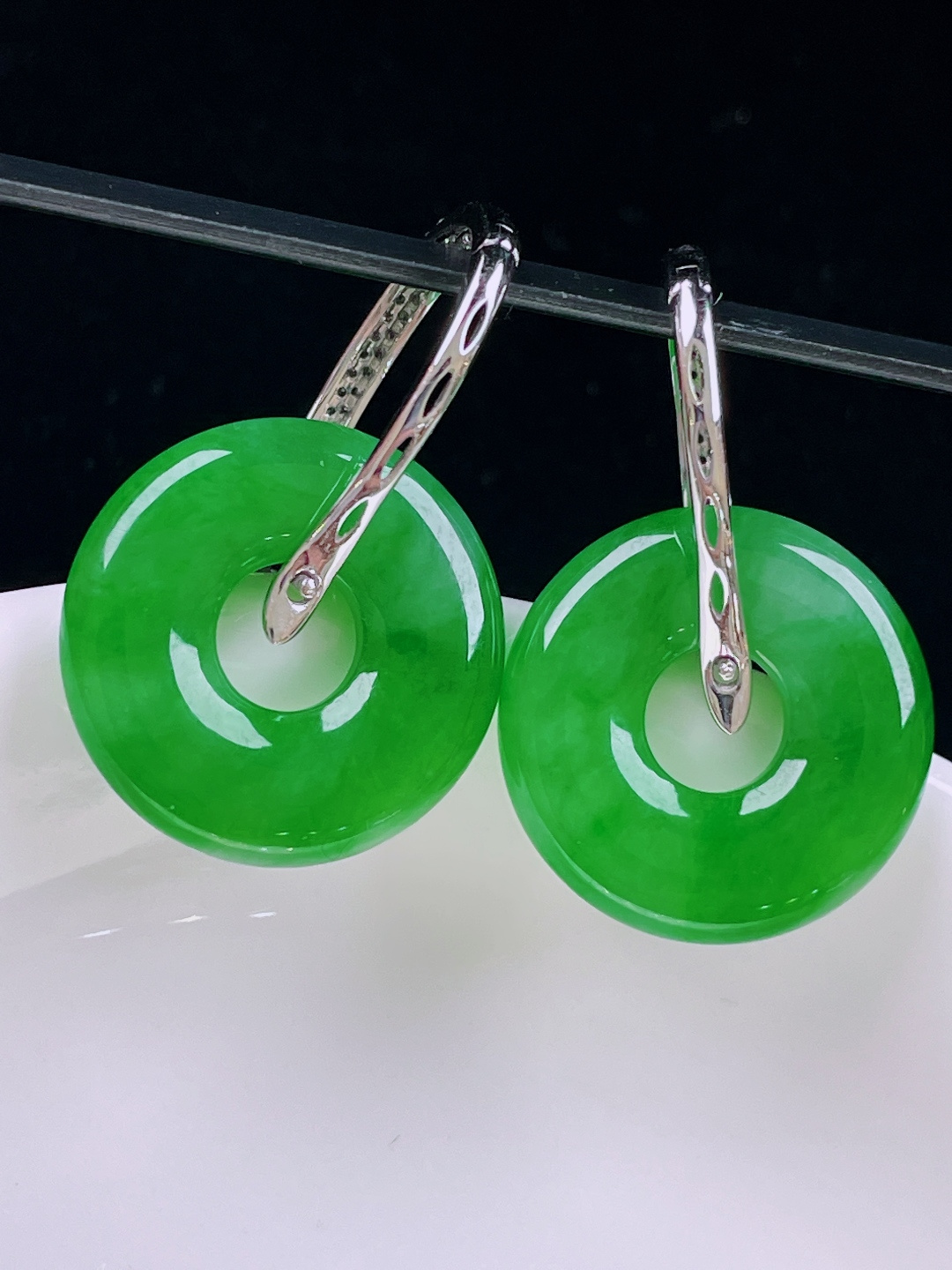 ️辣绿耳坠，老种起光，细底通透，尺寸：裸石18.3/3.5mm0612