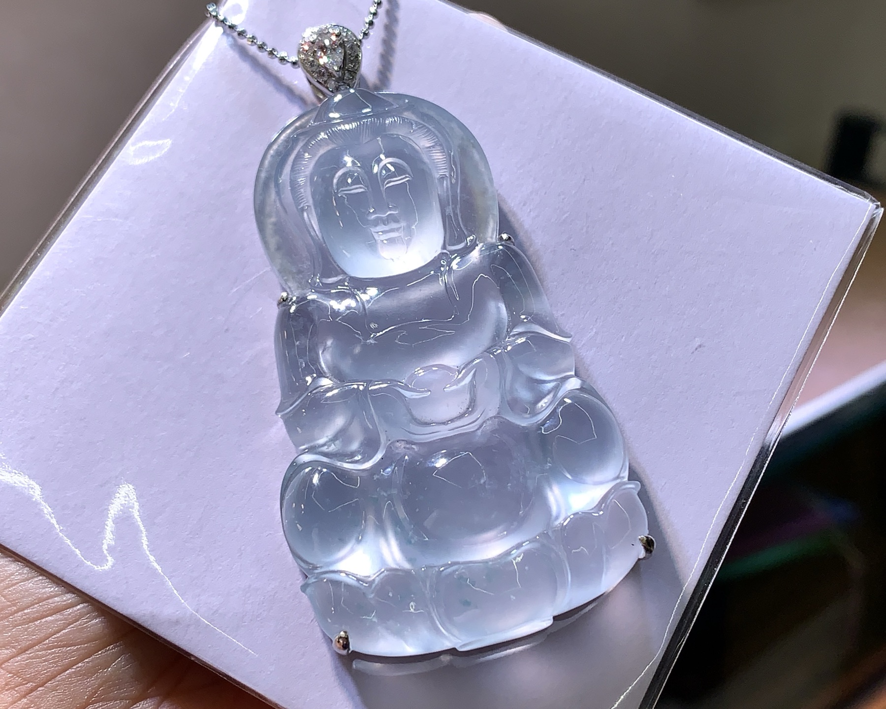 18k金镶嵌玻璃种观音｜洁白胜雪，神圣本相 尺寸71.3×36.4×9.8