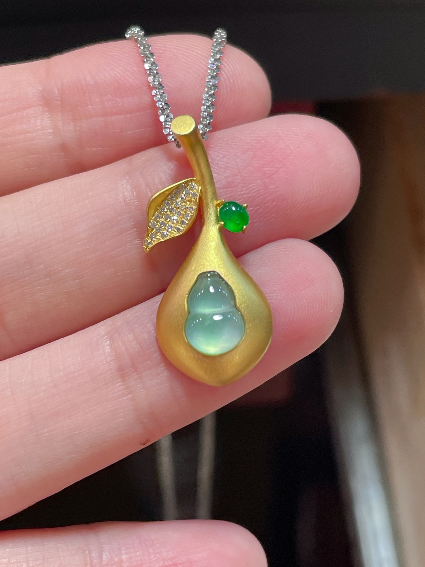 ️ 翡翠葫芦吊坠，起荧光，种水好好裸石很饱满，专挑好品相，18k镶嵌，8.2-5.5