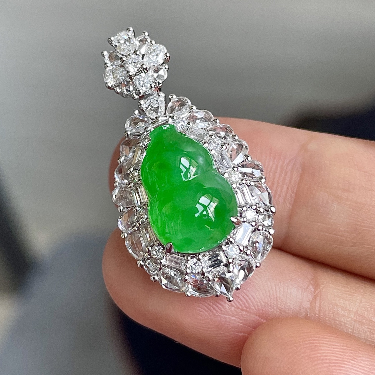 缅料高冰阳绿葫芦吊坠，色辣，串18k金镶嵌，饱满水润，无裂，裸石尺寸12.6/8.8/7--30/1