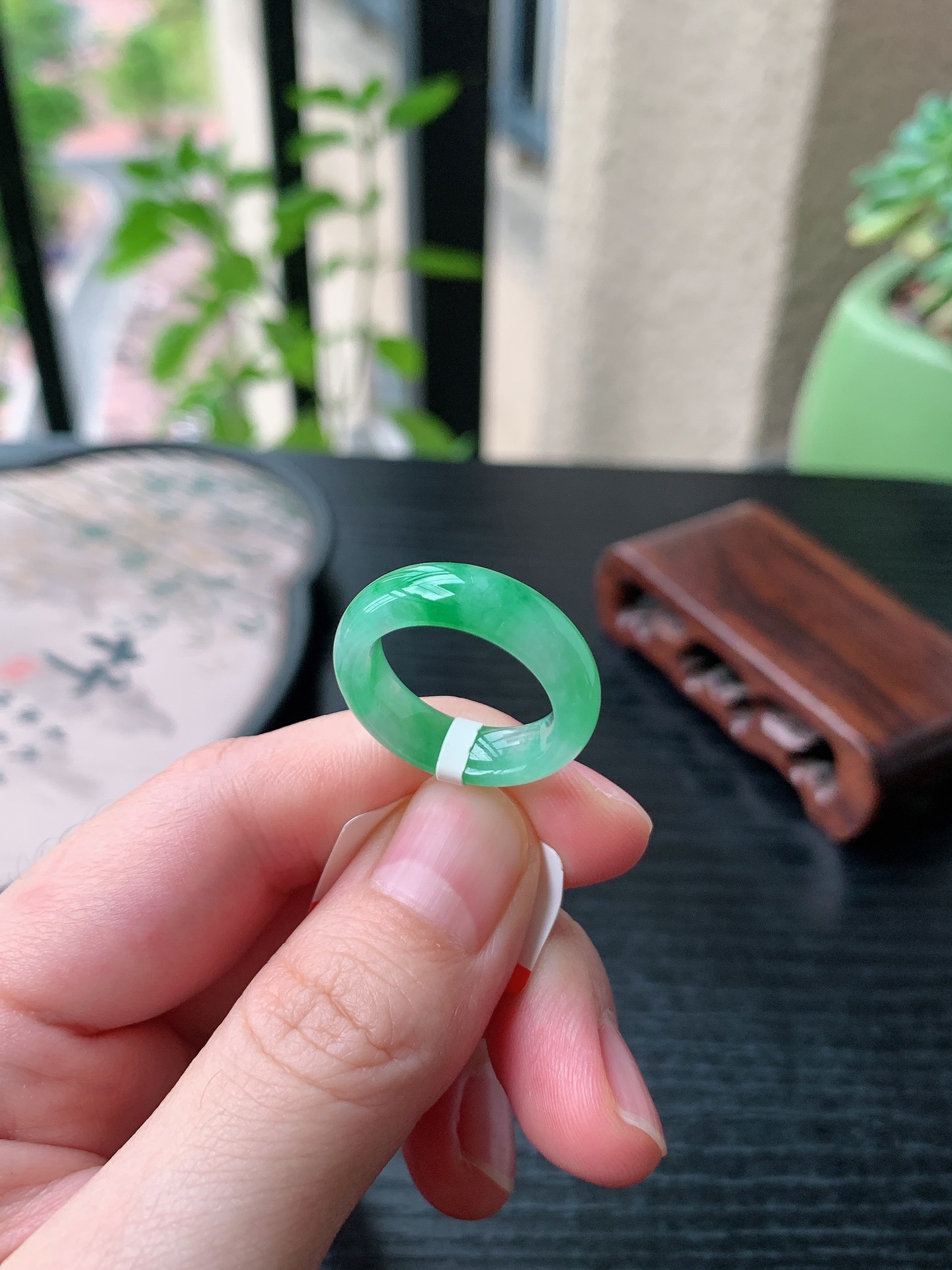 老坑冰种胶感飘阳绿素面戒指裸石尺寸:16.3-6.3-3.8mm