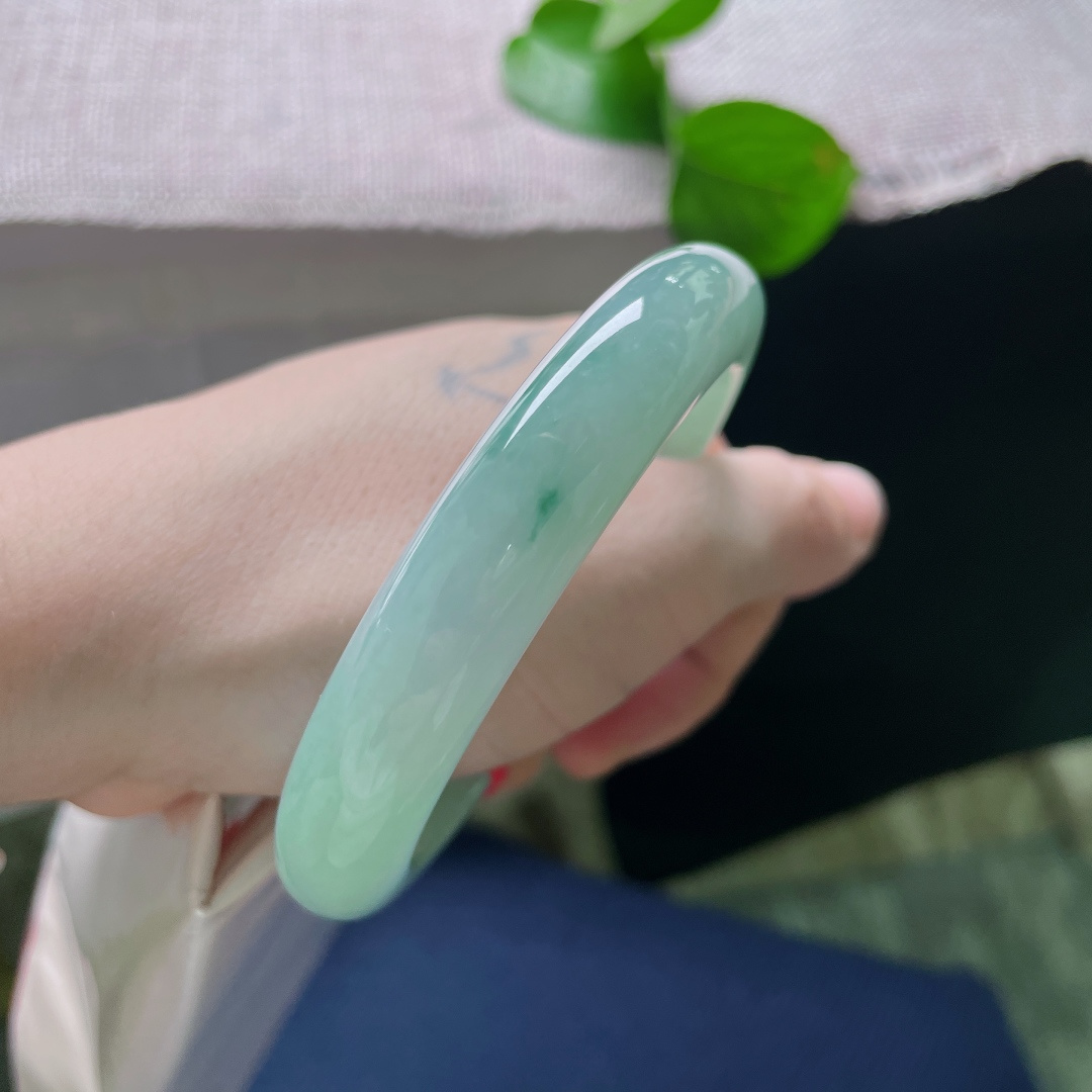59.3/12/9.2，绿底正圈，如春水初生，淡雅又，浅笑轻柔，端庄淑女，无裂，ss53794a