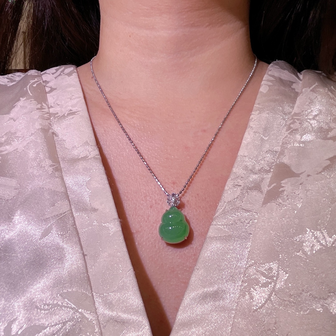 翡翠A货 葫芦吊坠阳绿满色，料子冰润细腻，种老起光，18k金镶真钻，上身佩戴效果很好尺寸如图，25.1-14.9-11