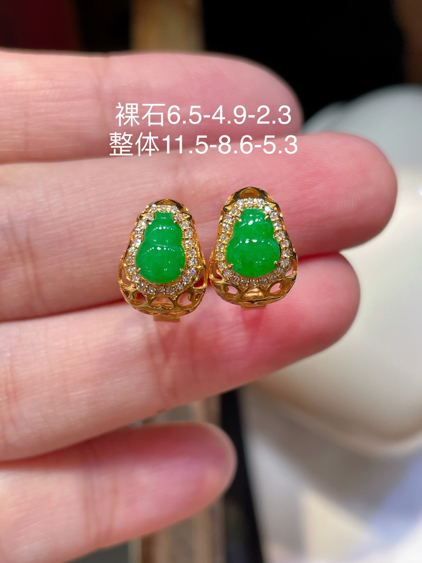 ️ 性比 精品翡翠葫芦耳钉，满色水头足 这款很精致 18k真金真钻镶嵌，料子饱满细腻 种水，6.5