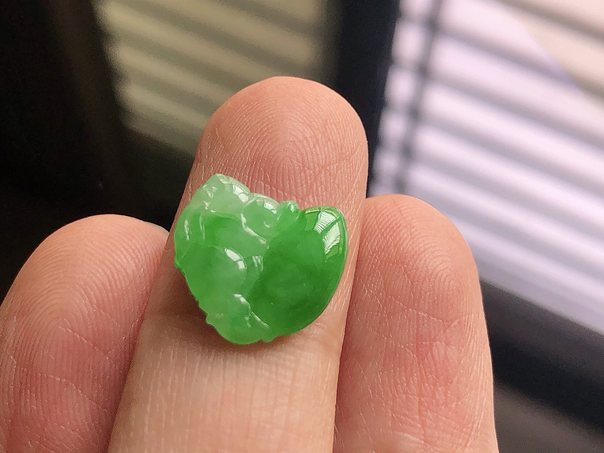 阳绿兔子，色泽艳阳，通透水润，玉质细腻，夺目迷人，镶嵌效果，品相，无裂，尺寸13.1*13*3
