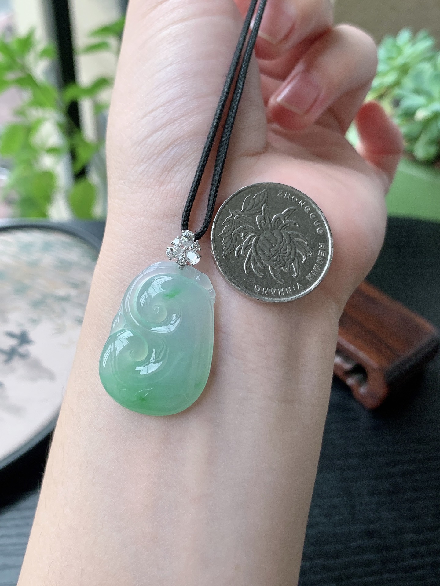 18k金镶嵌老坑冰种胶感飘阳绿如意吊坠 裸石尺寸:30.5-21.3-4mm