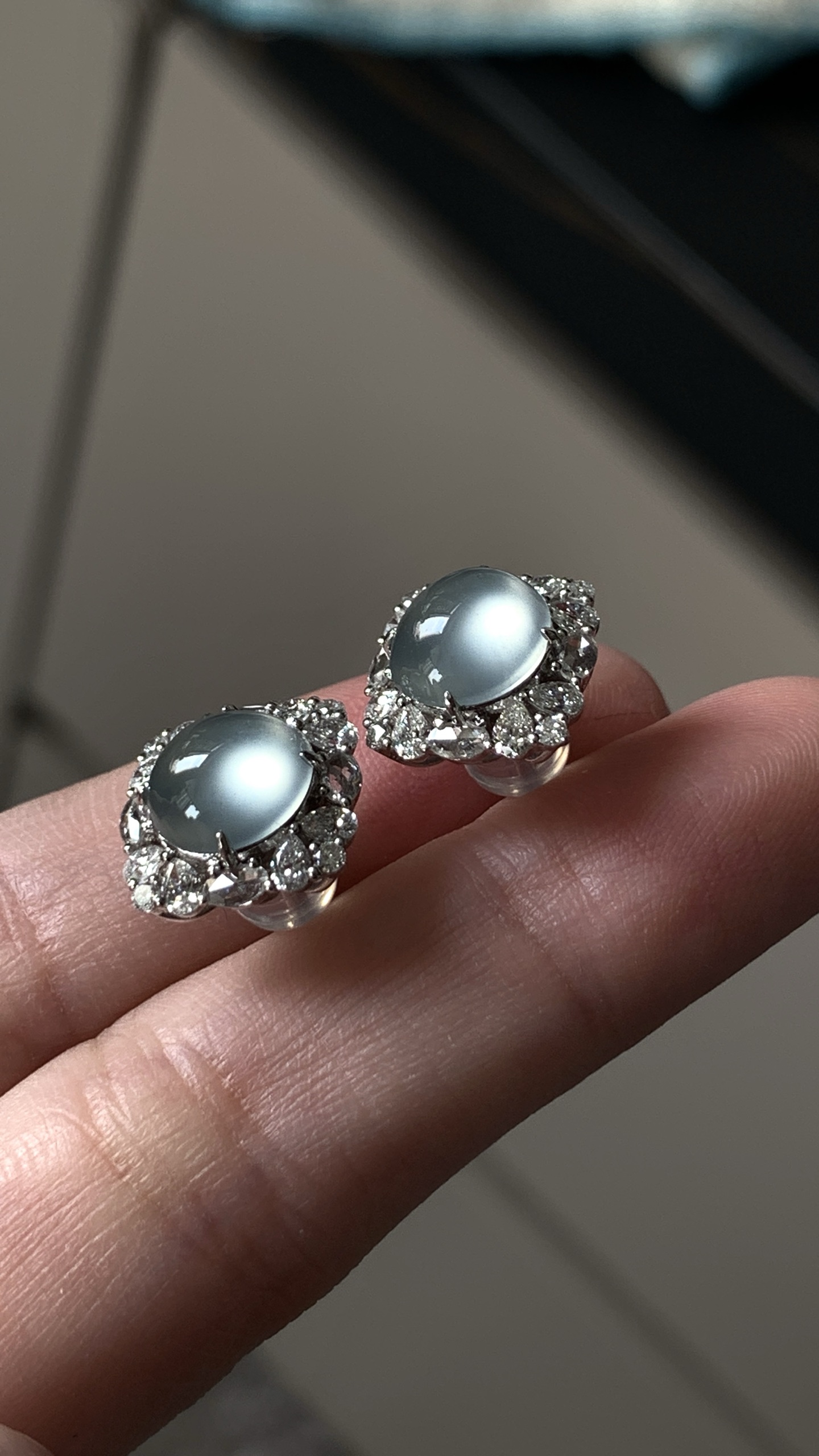 ️【18k金镶嵌蛋面耳钉一对】冰润水透，种老细腻起荧尺寸：成品：11.7*11.5*8.4，裸石：8.7*8*4.3,a58612