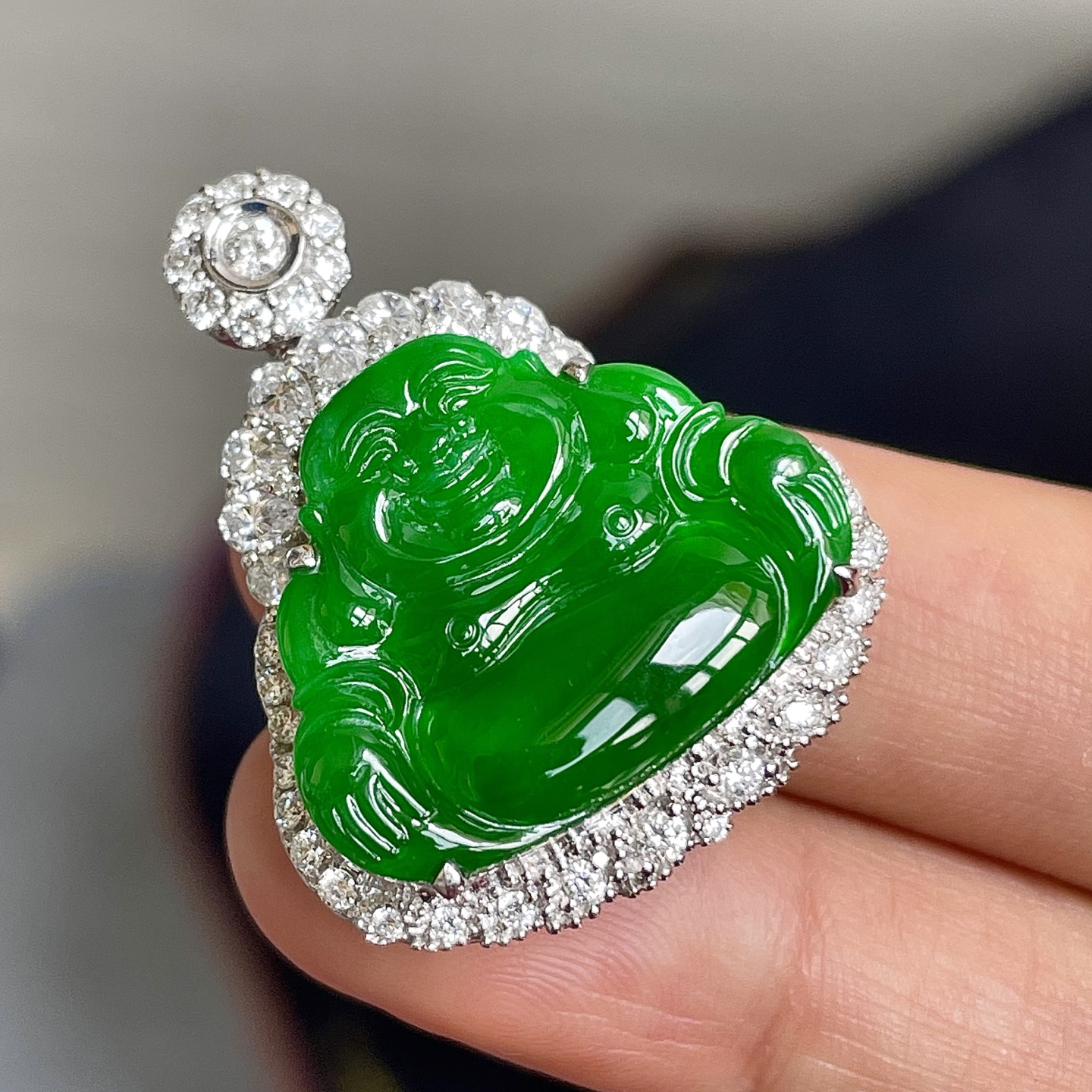 ️缅料高冰辣绿佛公吊坠，色辣，串18k金镶嵌，饱满水润，无裂，裸石尺寸18.4/23/4--31.5/25.5/11编码0611好数字
