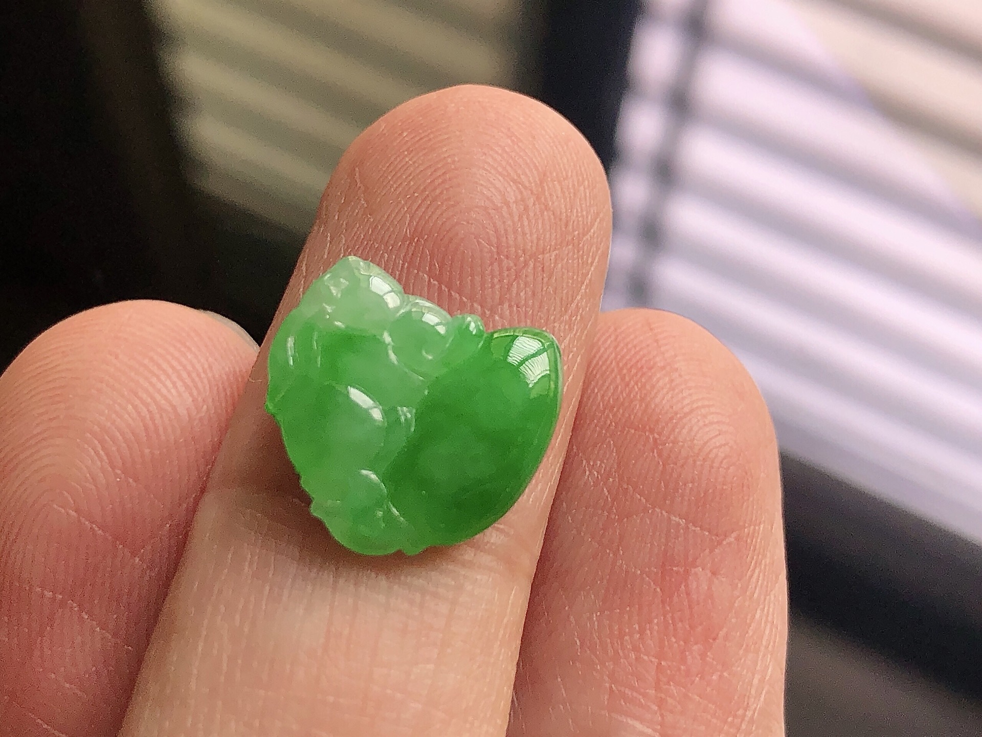 阳绿兔子，色泽艳阳，通透水润，玉质细腻，夺目迷人，镶嵌效果，品相，无裂，尺寸13.1*13*3