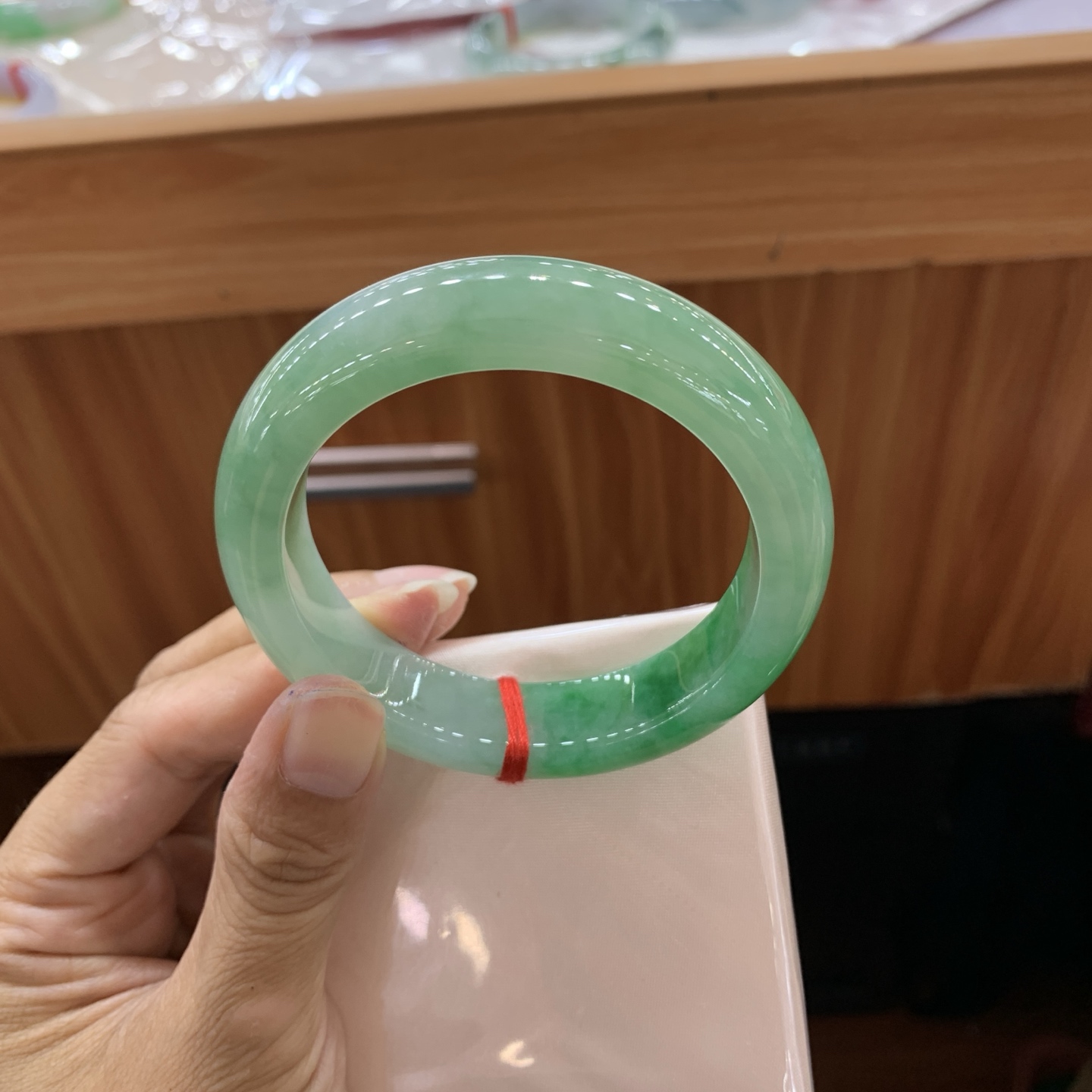 061141CK 飘绿正圈翡翠手镯 56.2-14-9.5