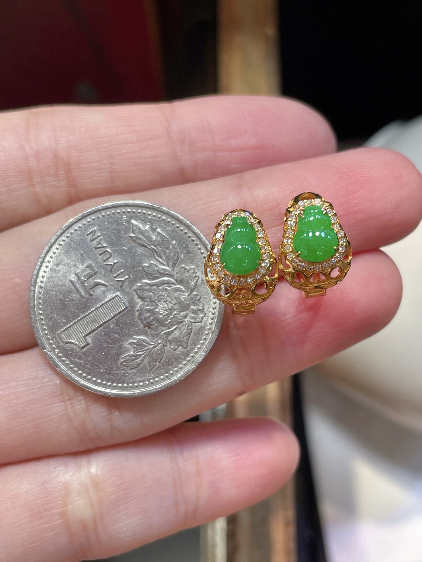 ️ 性比 精品翡翠葫芦耳钉，满色水头足 这款很精致 18k真金真钻镶嵌，料子饱满细腻 种水，6.5-4.9-2.3