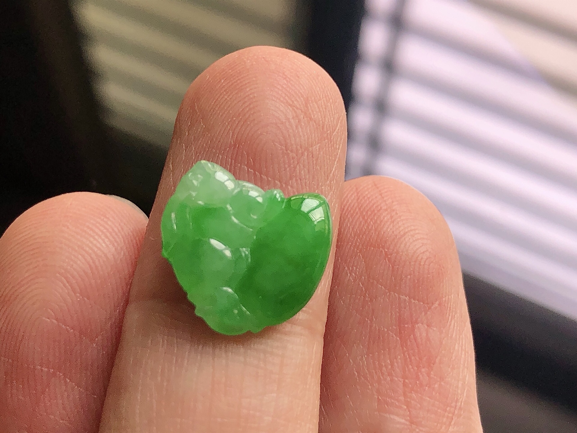 阳绿兔子，色泽艳阳，通透水润，玉质细腻，夺目迷人，镶嵌效果，品相，无裂，尺寸13.1*13*3