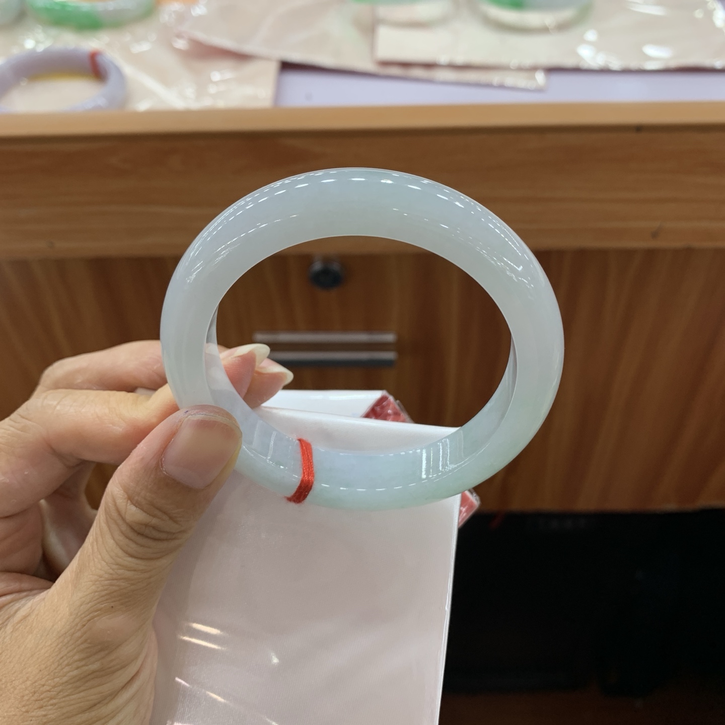 061108AX 飘绿花正圈翡翠手镯 57.2-11.8-8.8