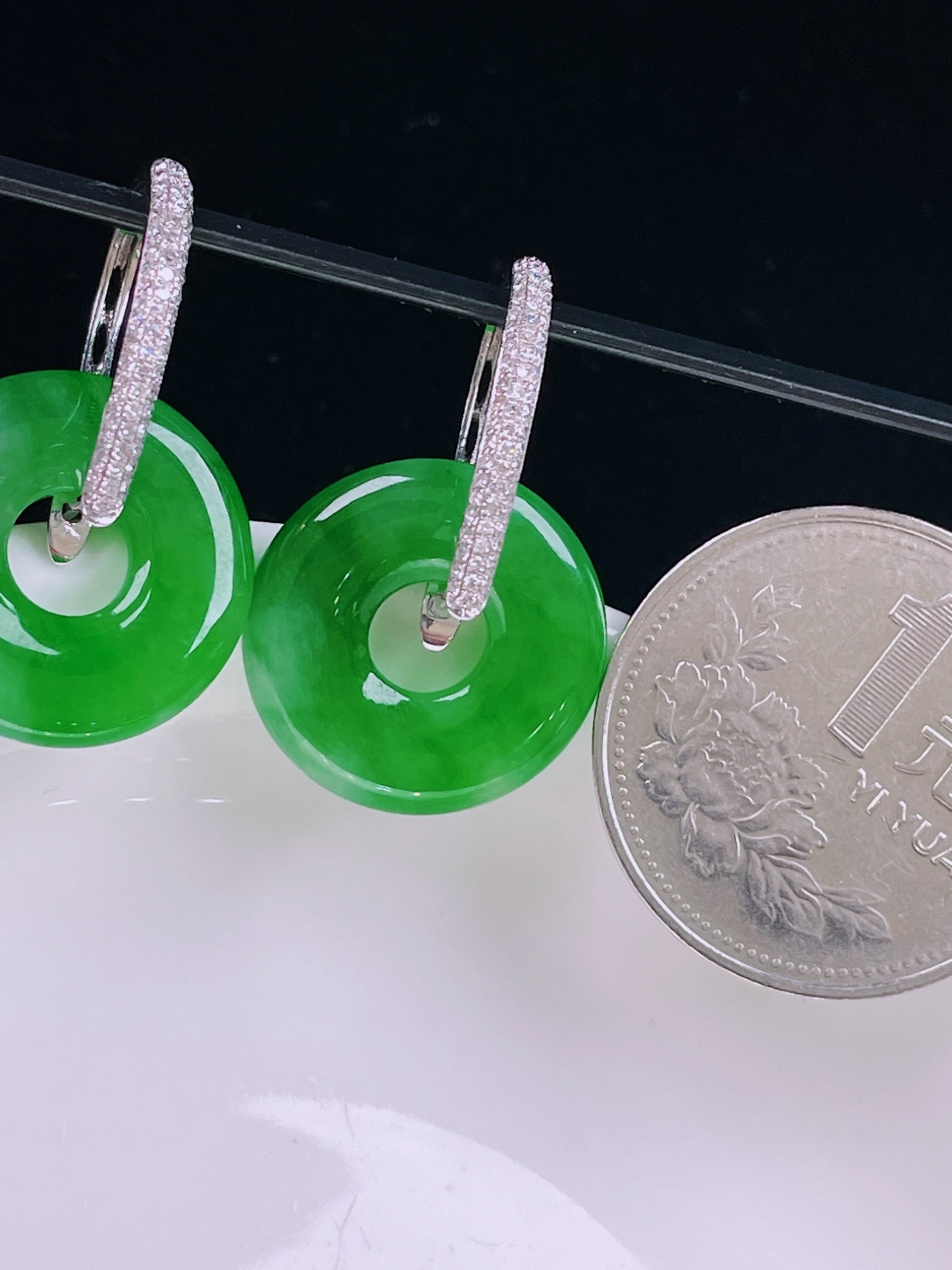 ️辣绿耳坠，老种起光，细底通透，尺寸：裸石18.3/3.5mm0612