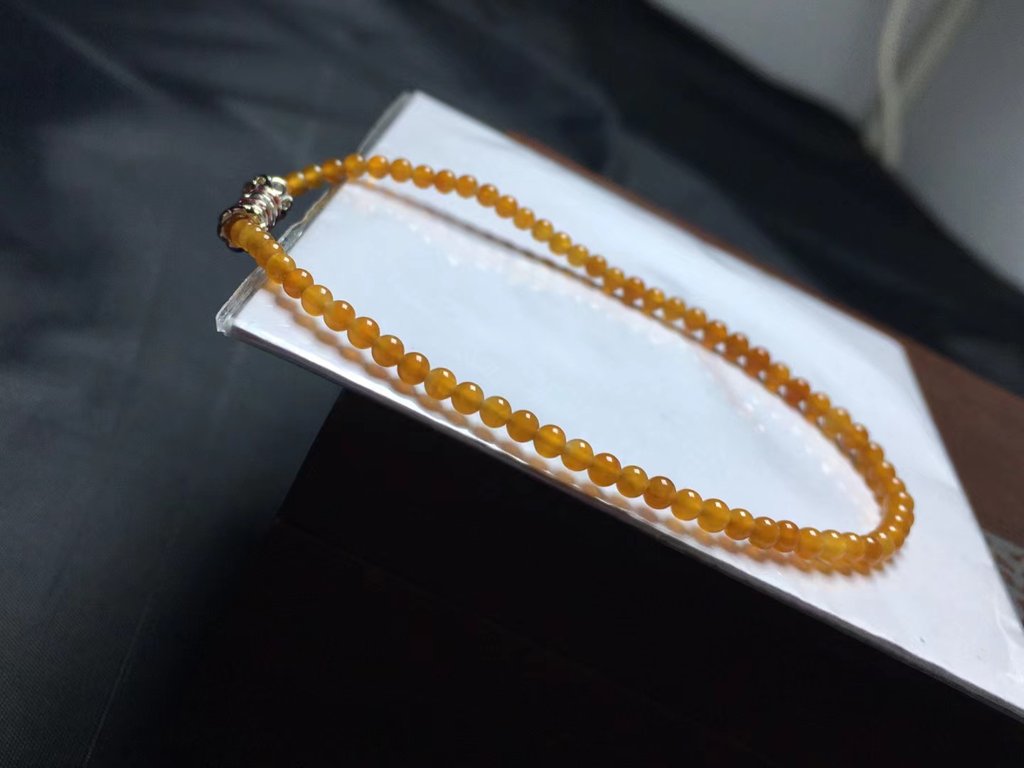 冰黄小米手链，卡2.8～2.5mm，69颗，种好，玉质细腻，均匀，色浓，鲜艳