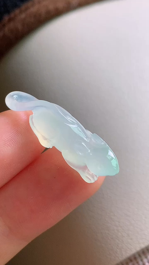天然翡翠，冰胶生肖鼠 尺寸29.2-8.4-8.2 r612
